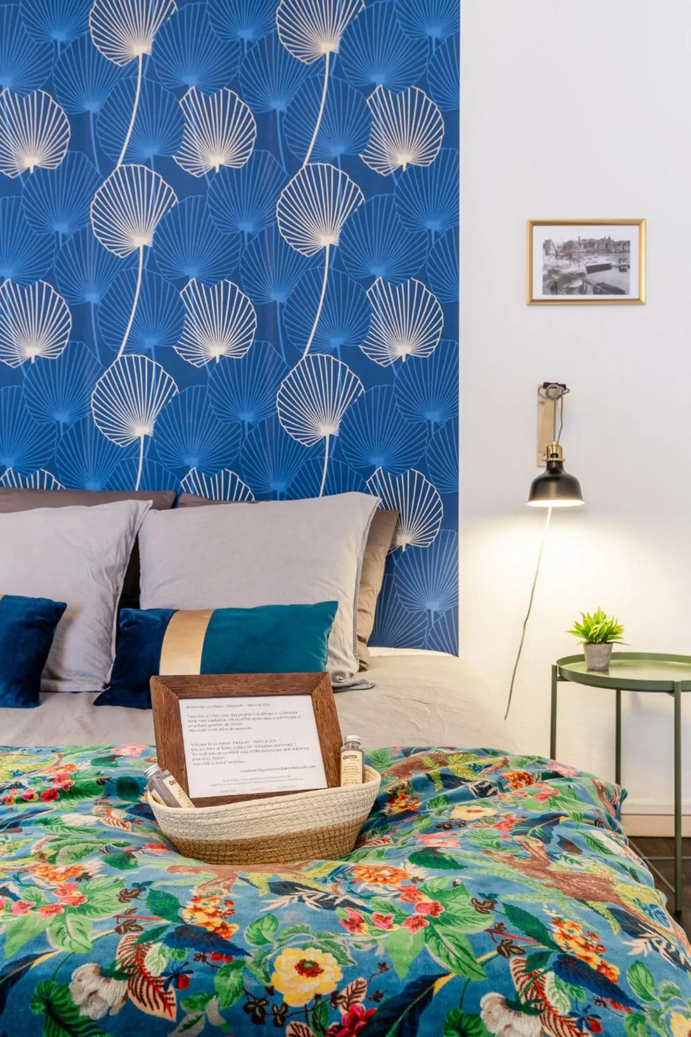 Photo of the whole room, Bed in LE PANIER ENCHANTÉ - Suites & Loft - Terrasse et patio au dessus du Vieux Port