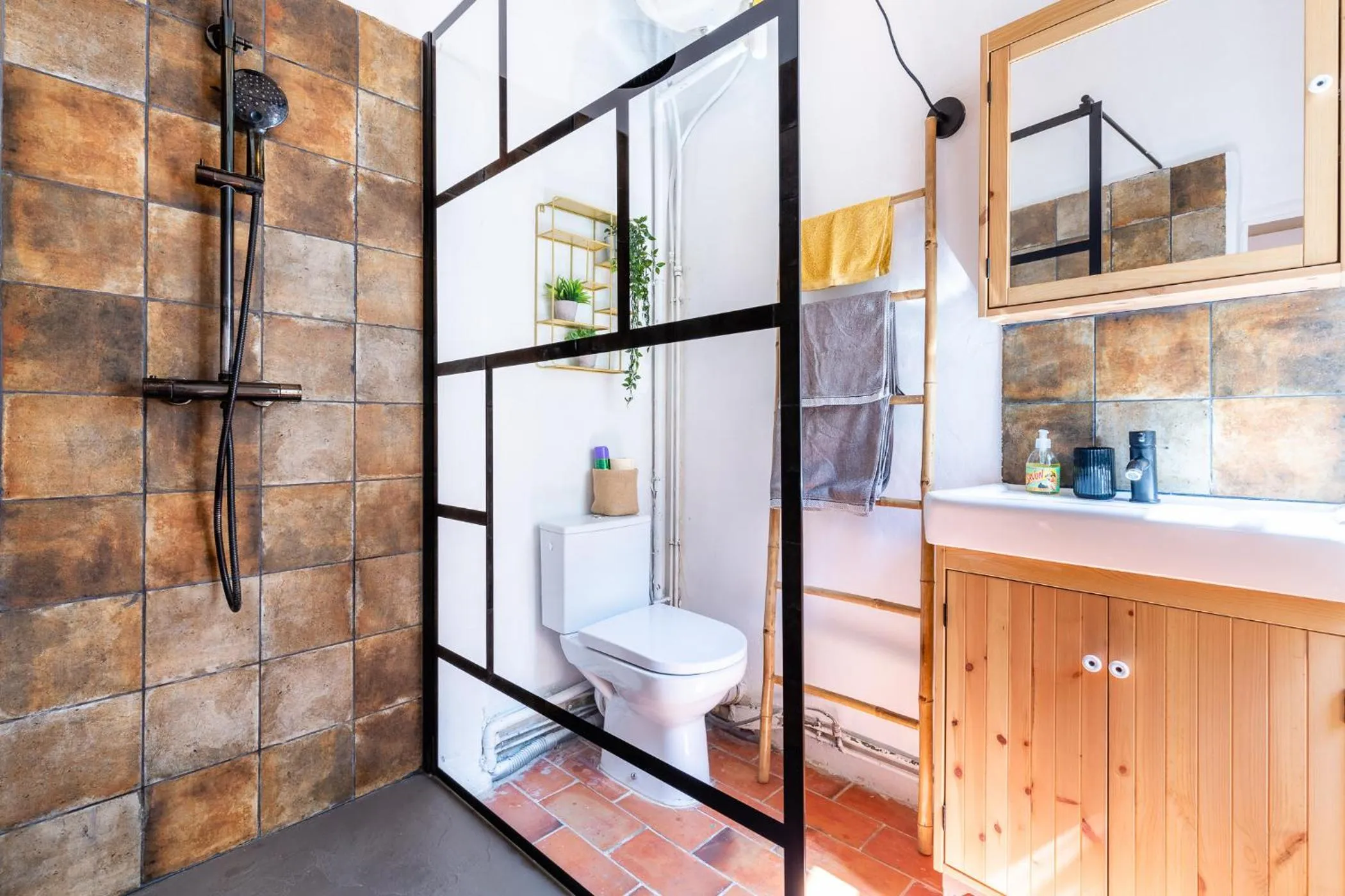 Bathroom in LE PANIER ENCHANTÉ - Suites & Loft - Terrasse et patio au dessus du Vieux Port