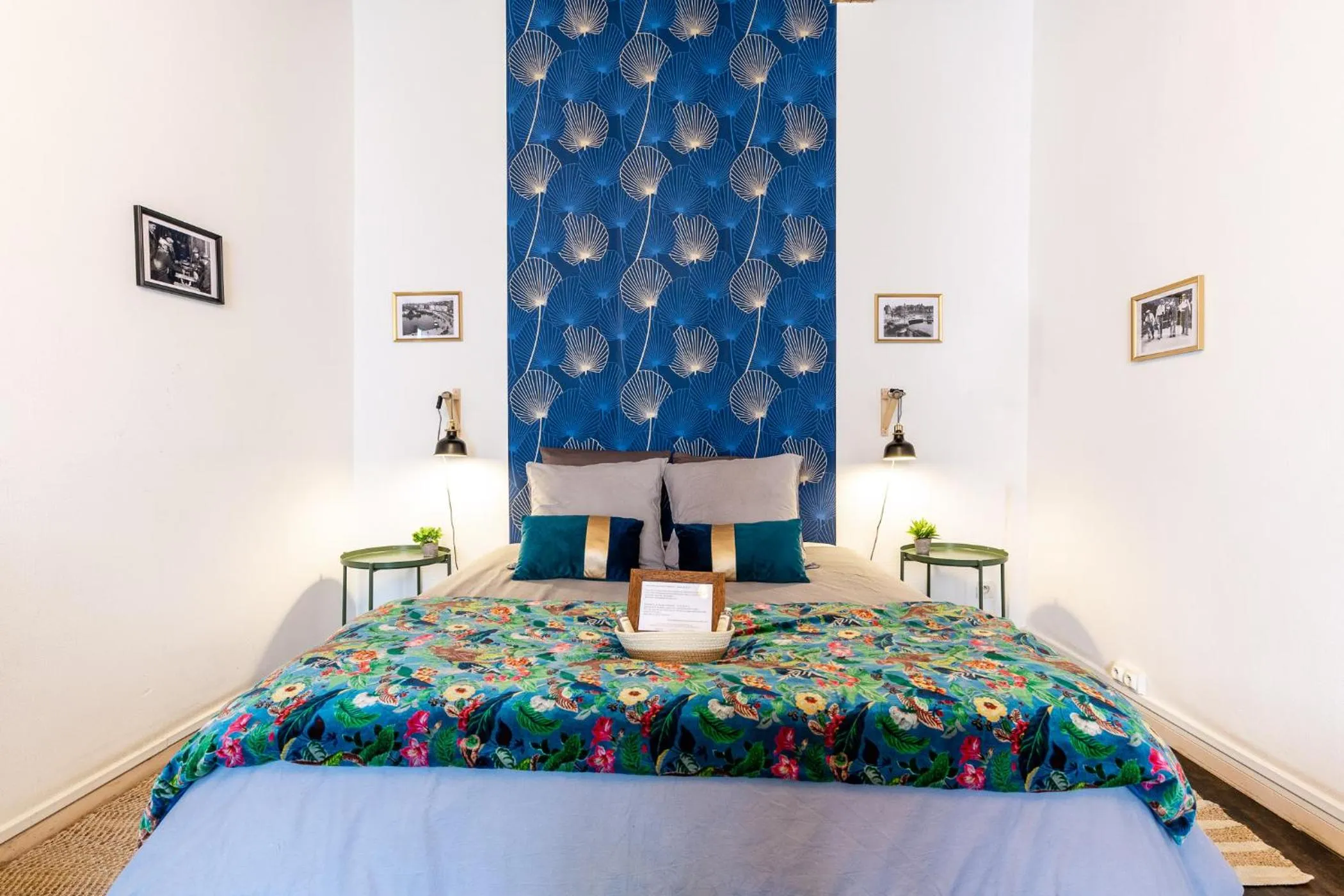 Photo of the whole room, Bed in LE PANIER ENCHANTÉ - Suites & Loft - Terrasse et patio au dessus du Vieux Port