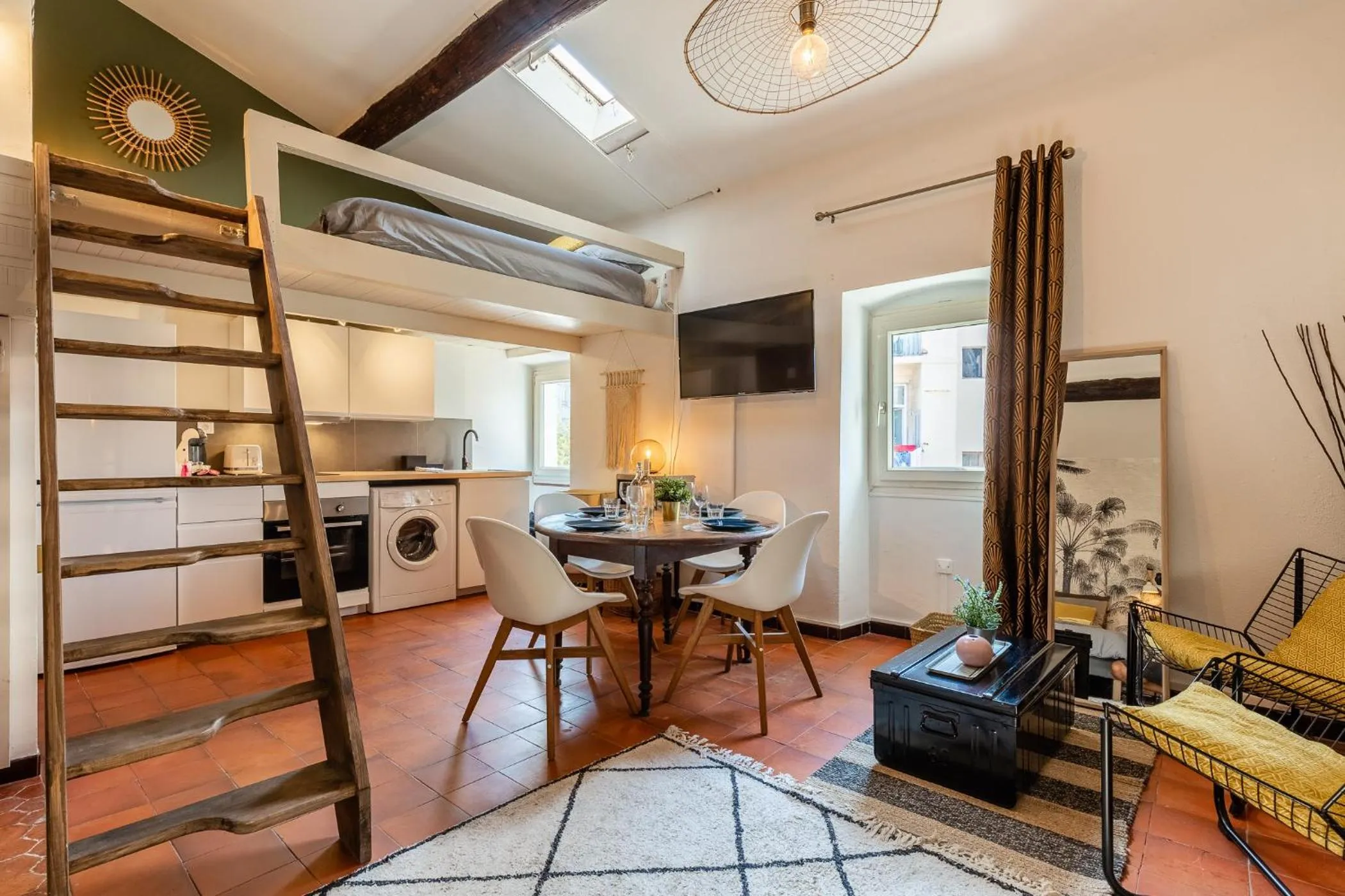 Communal lounge/ TV room in LE PANIER ENCHANTÉ - Suites & Loft - Terrasse et patio au dessus du Vieux Port