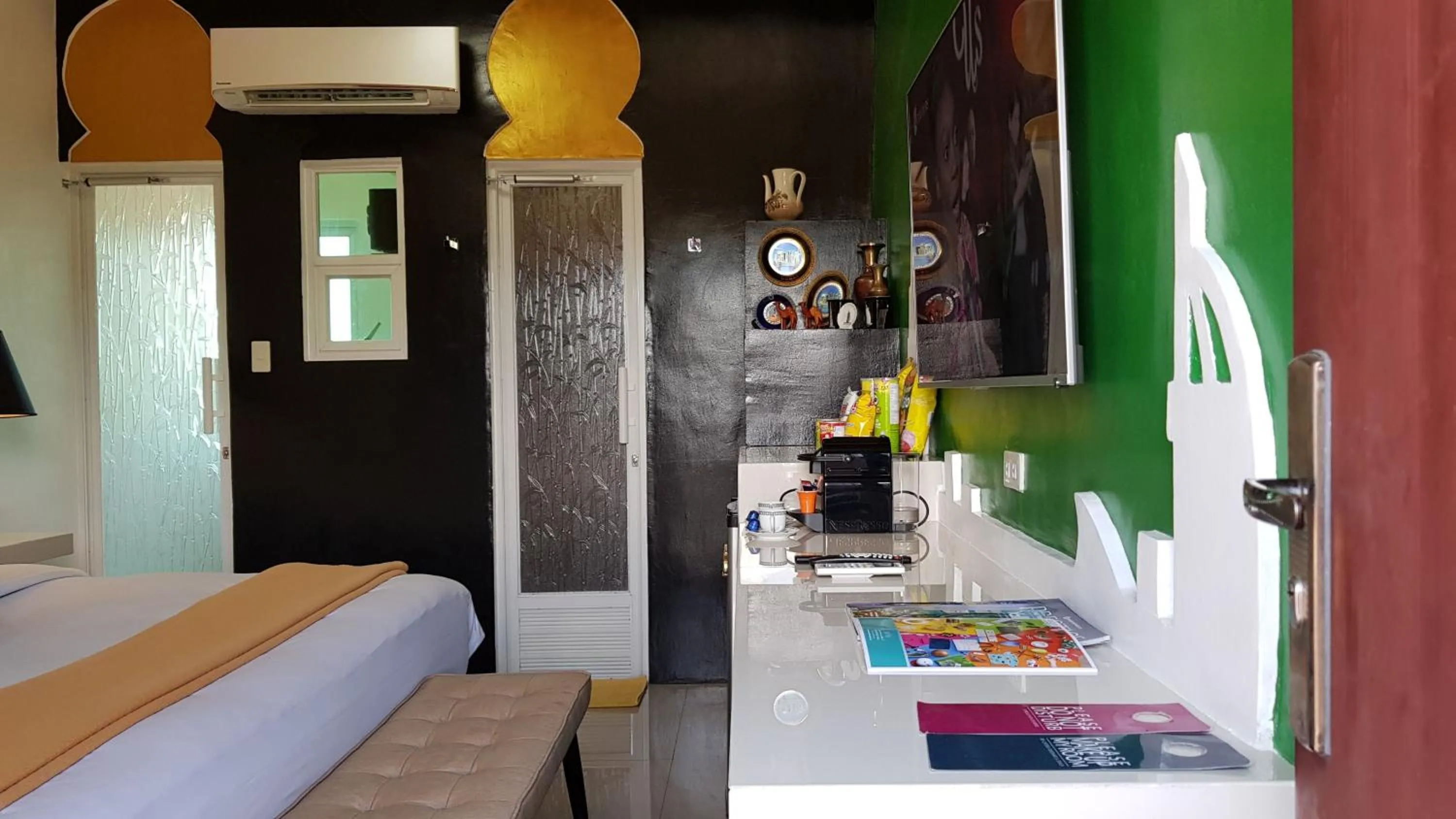 Photo of the whole room, Bed in Italy Condotel Darasa