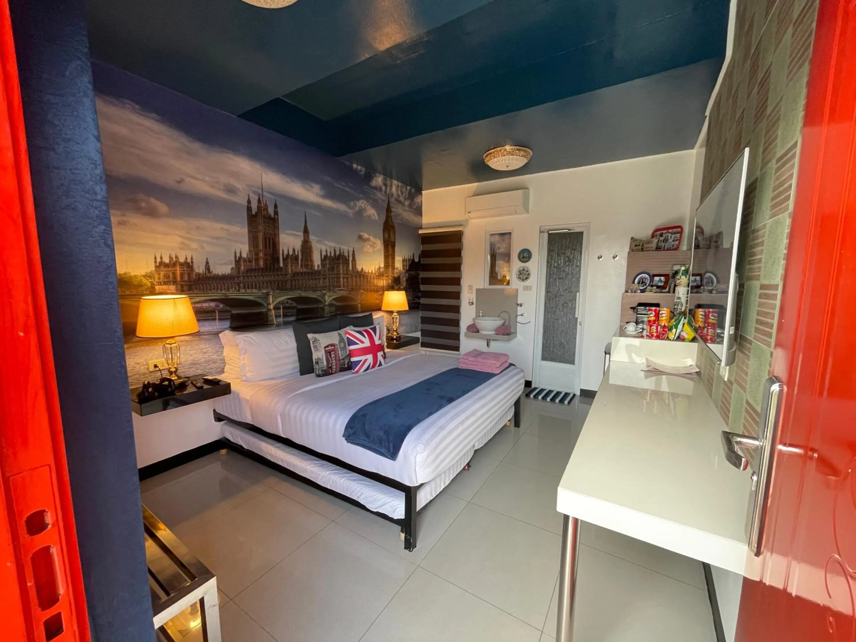 Photo of the whole room, Bed in Italy Condotel Darasa