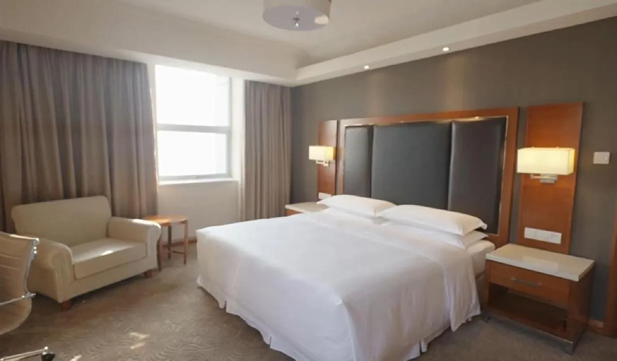 Photo of the whole room, Bed in Sheraton Changsha Hotel