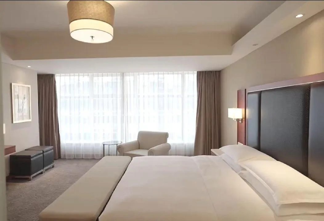 Photo of the whole room, Bed in Sheraton Changsha Hotel