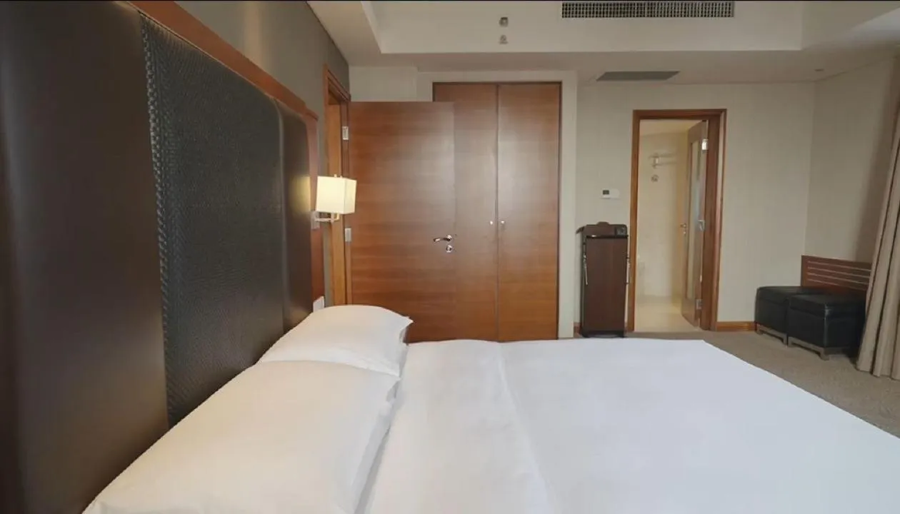 Photo of the whole room, Bed in Sheraton Changsha Hotel