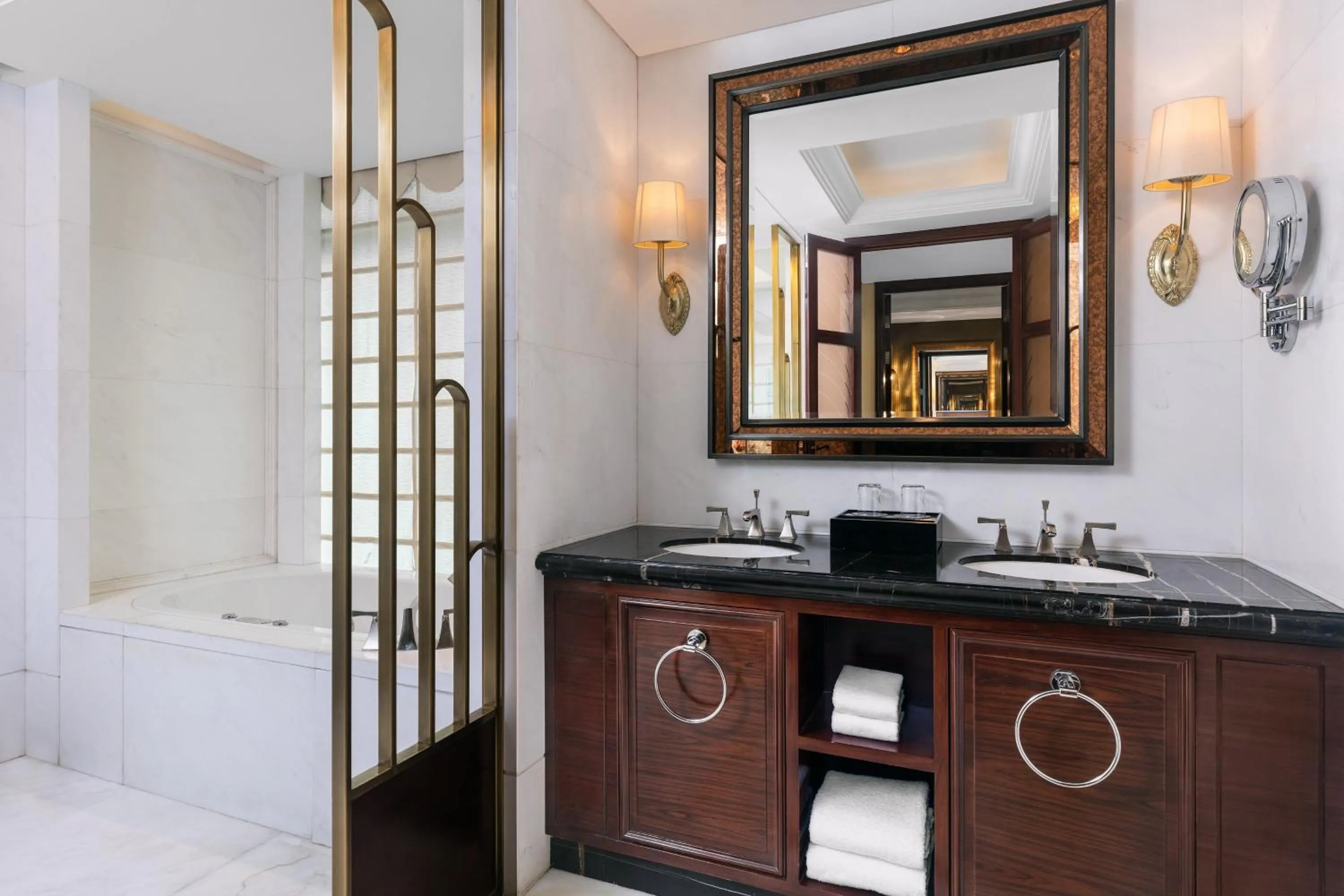 Bathroom, Bed in Sheraton Changzhou Wujin Hotel