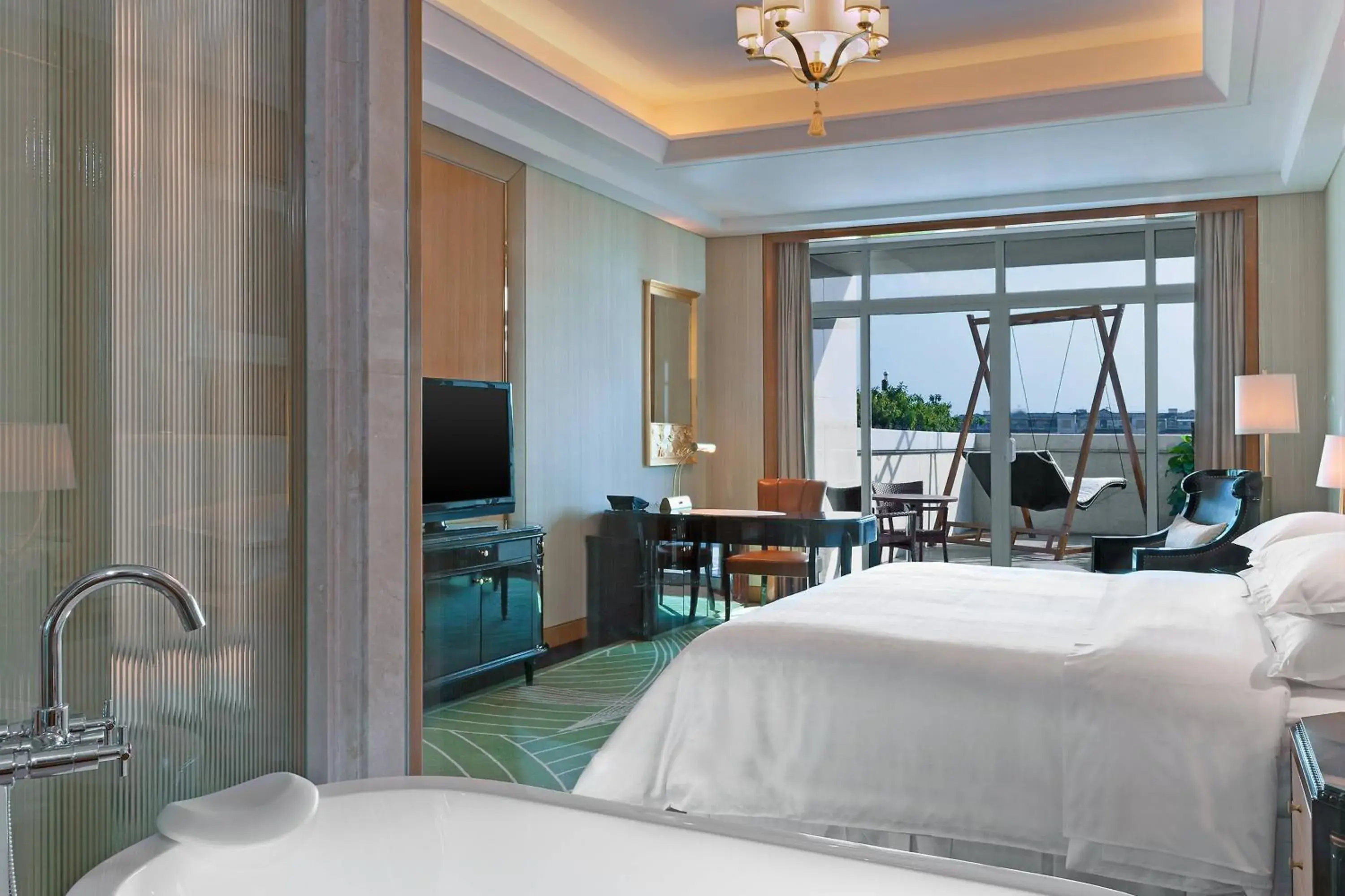 Club King Room with Garden View in Sheraton Changzhou Wujin Hotel Club King Room with Garden View in Sheraton Changzhou Wujin Hotel