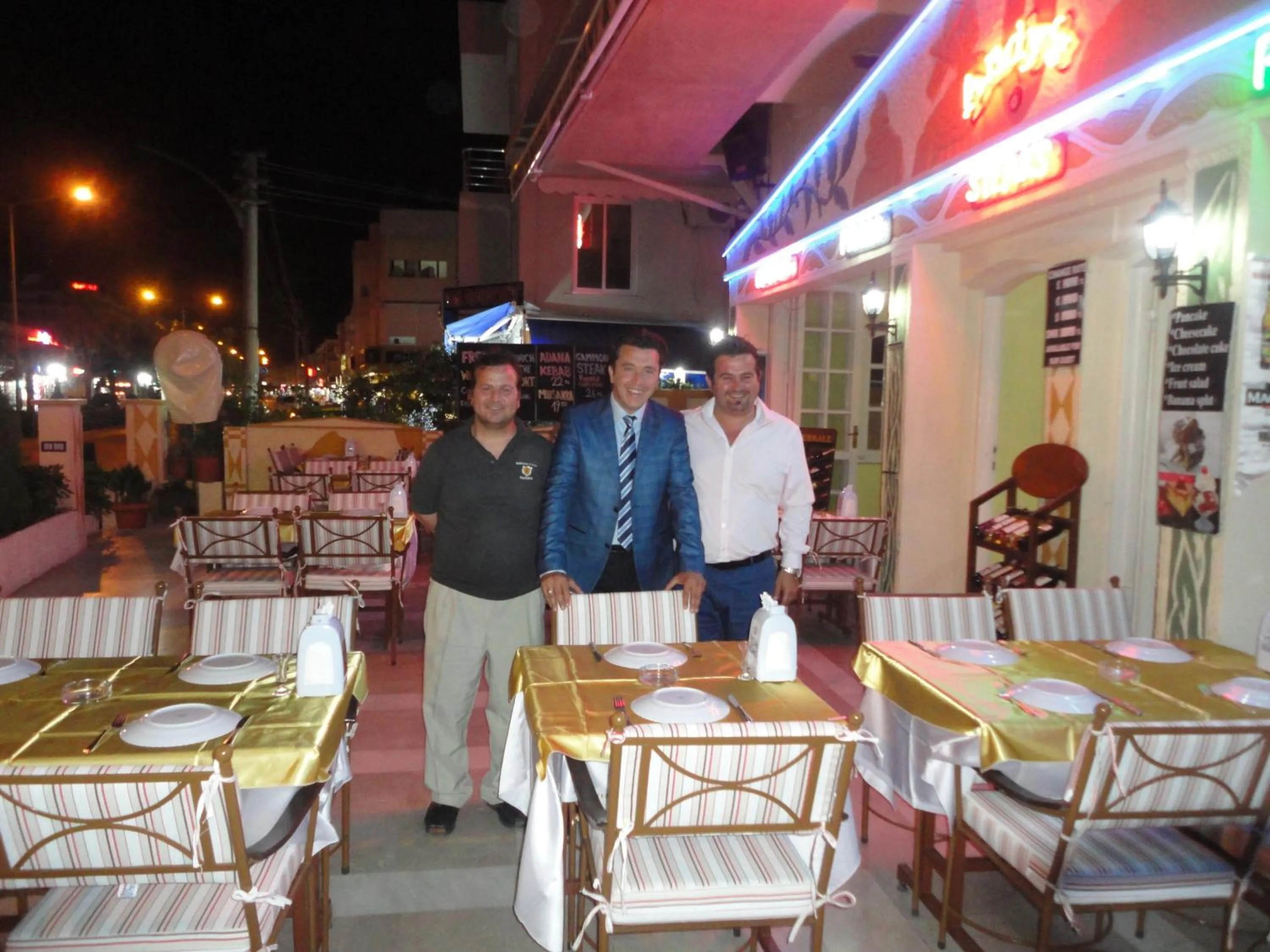 Restaurant/places to eat in Andy's Apart Hotel