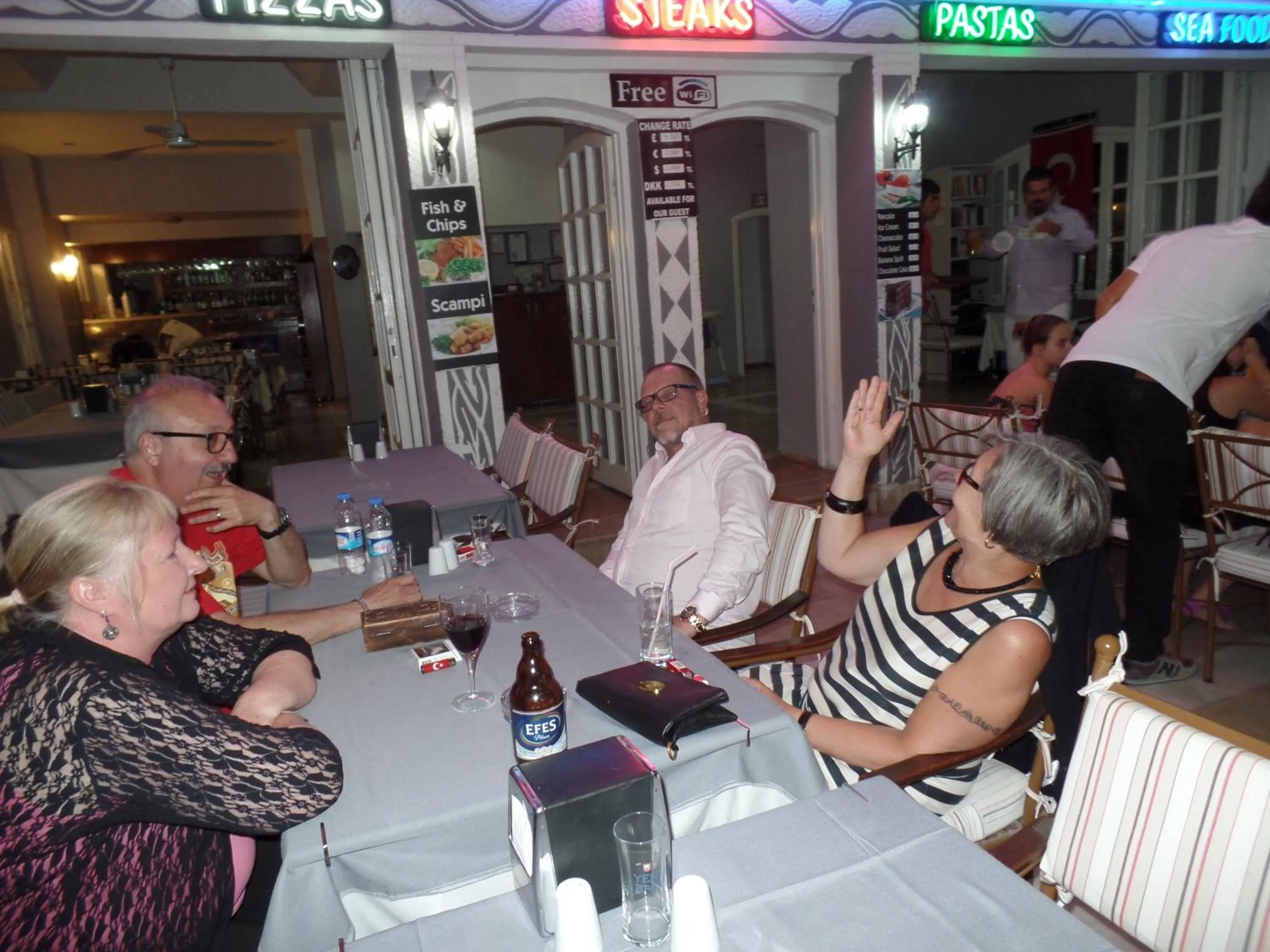 Restaurant/places to eat in Andy's Apart Hotel