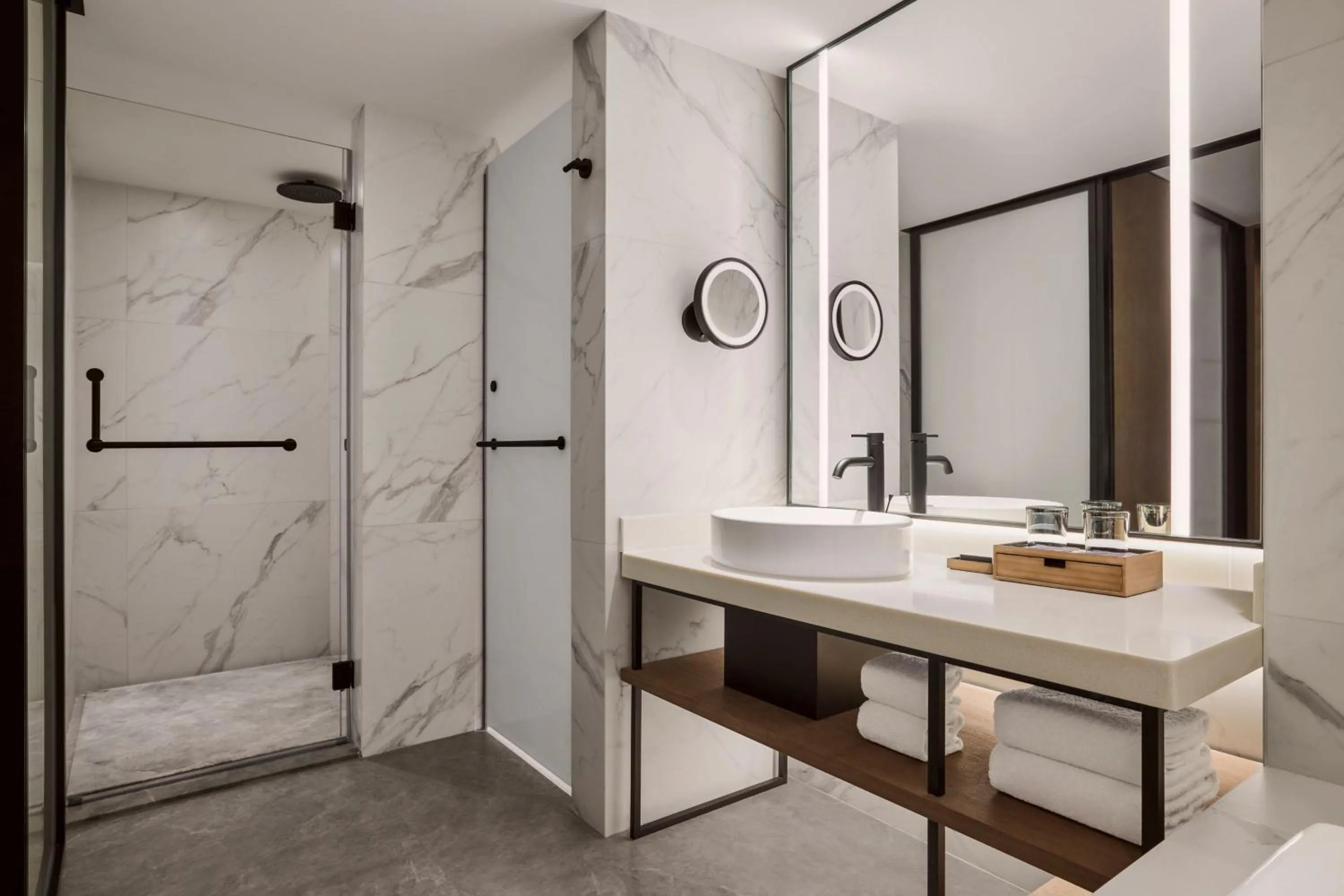 Bathroom, Bed in Sheraton Chengdu Lido Hotel