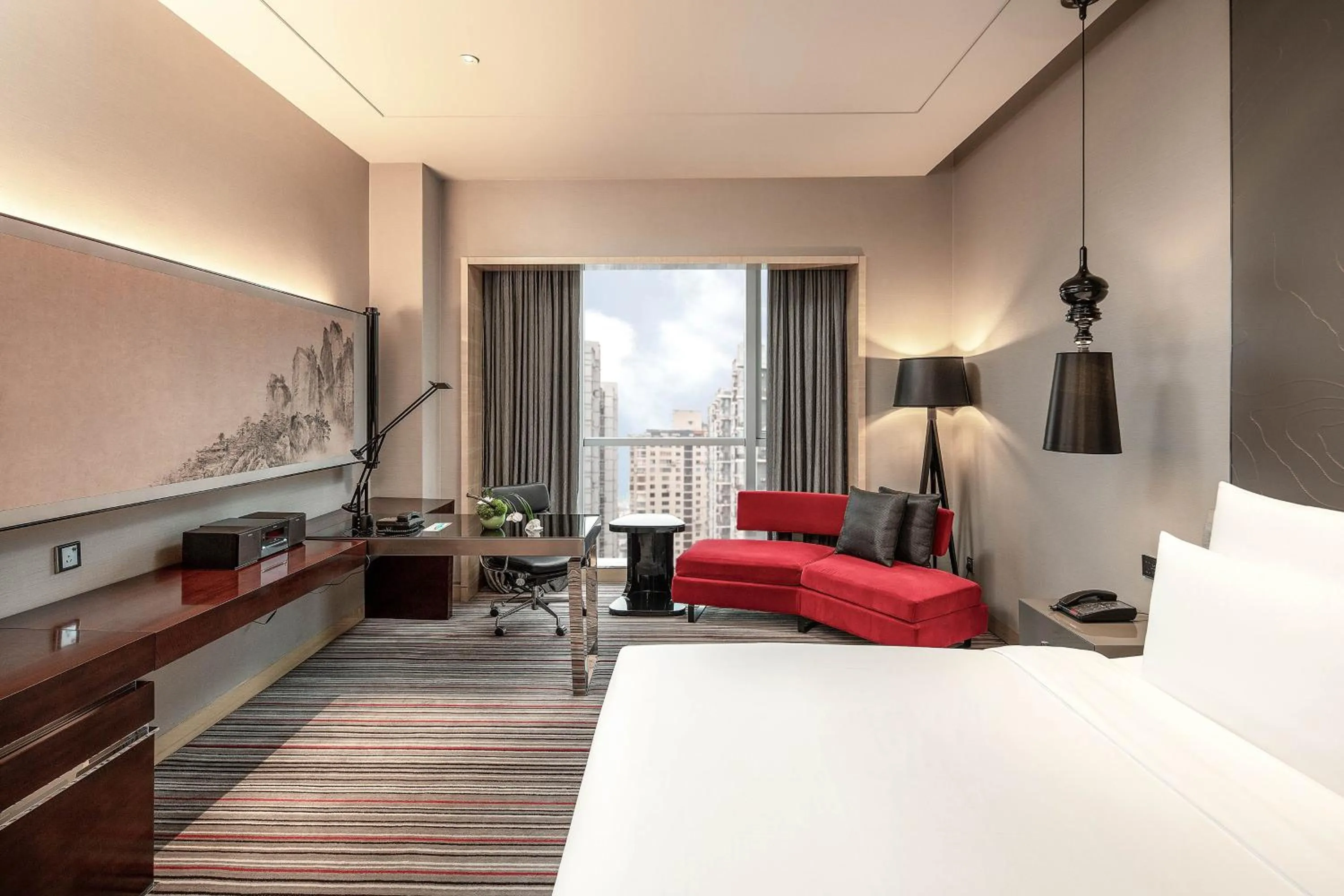 Photo of the whole room, Bed in Le Meridien Chongqing Nan'an