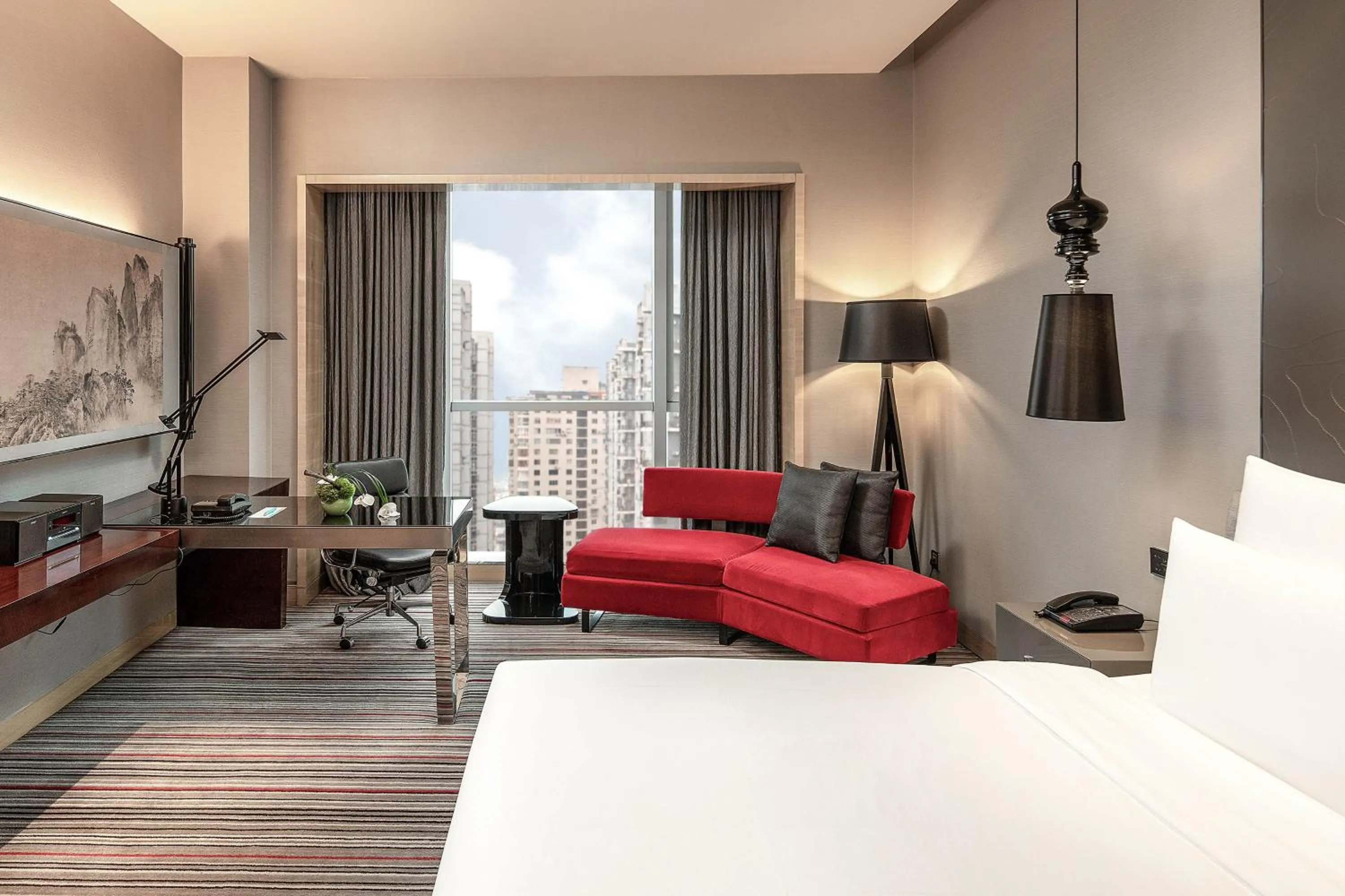 Photo of the whole room, Bed in Le Meridien Chongqing Nan'an