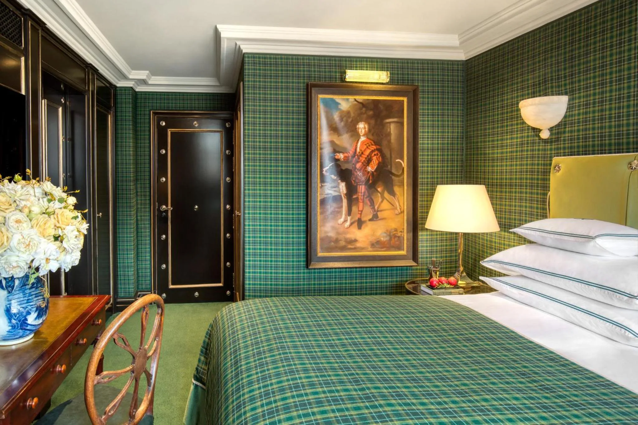 Photo of the whole room, Bed in 100 Princes Street