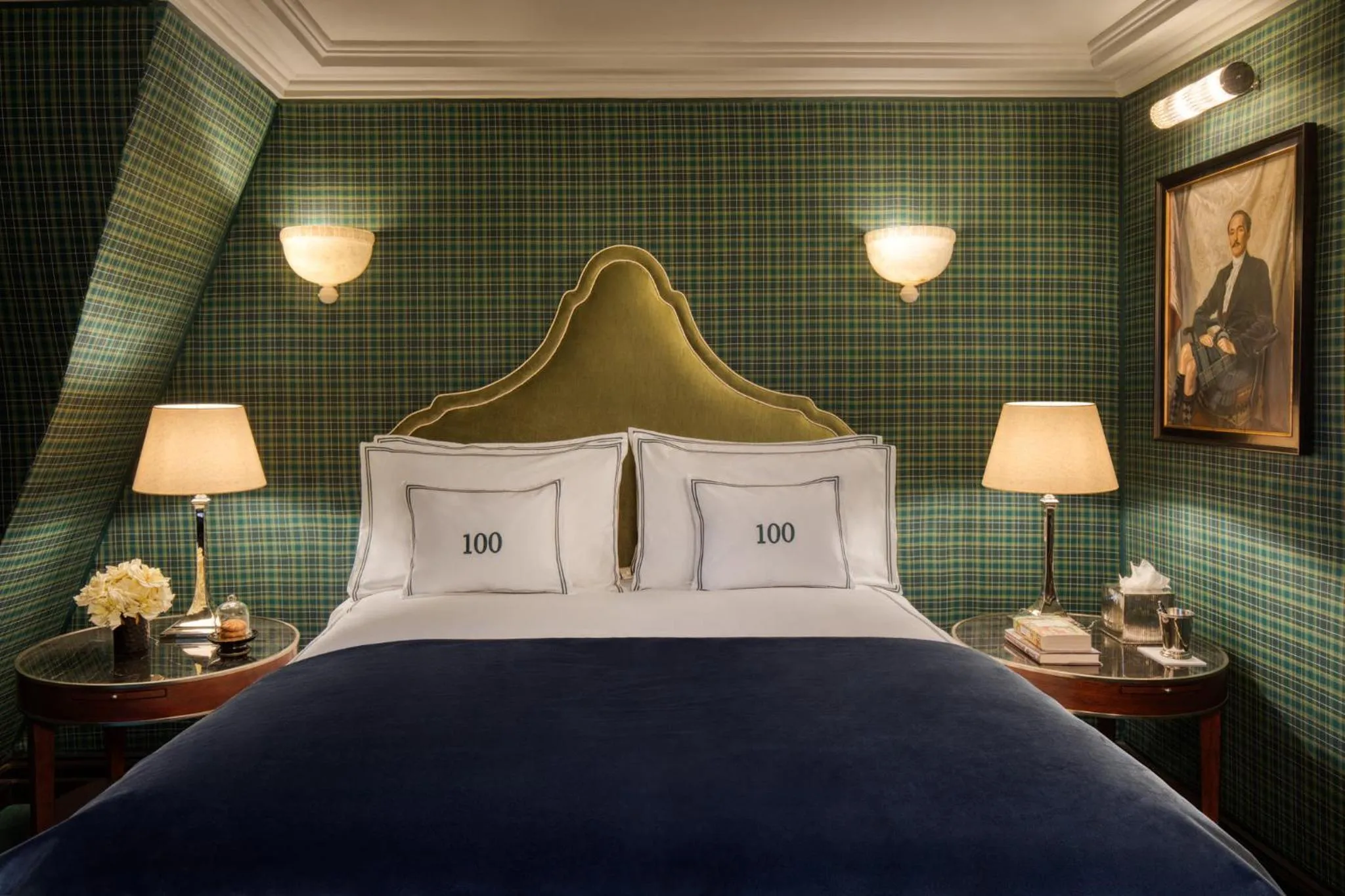 Photo of the whole room, Bed in 100 Princes Street