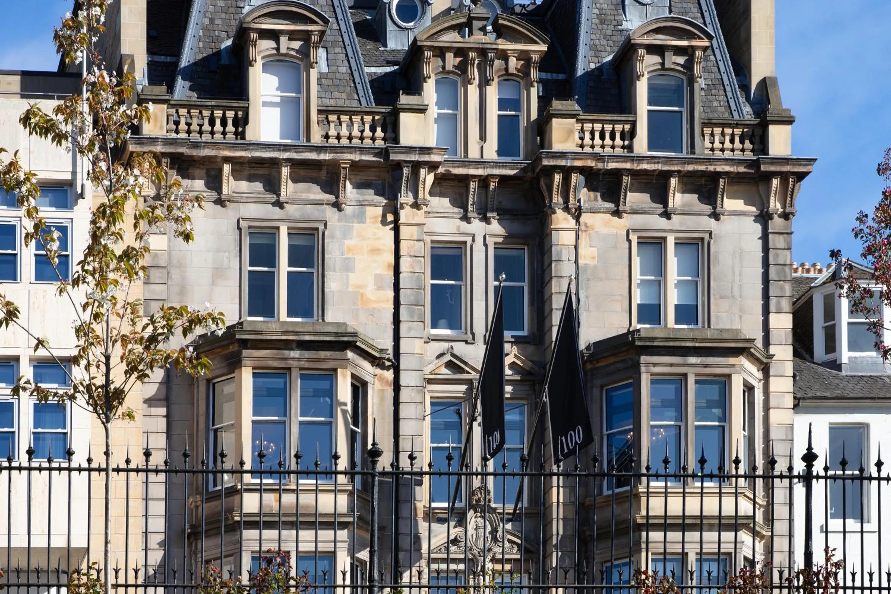 Property building in 100 Princes Street