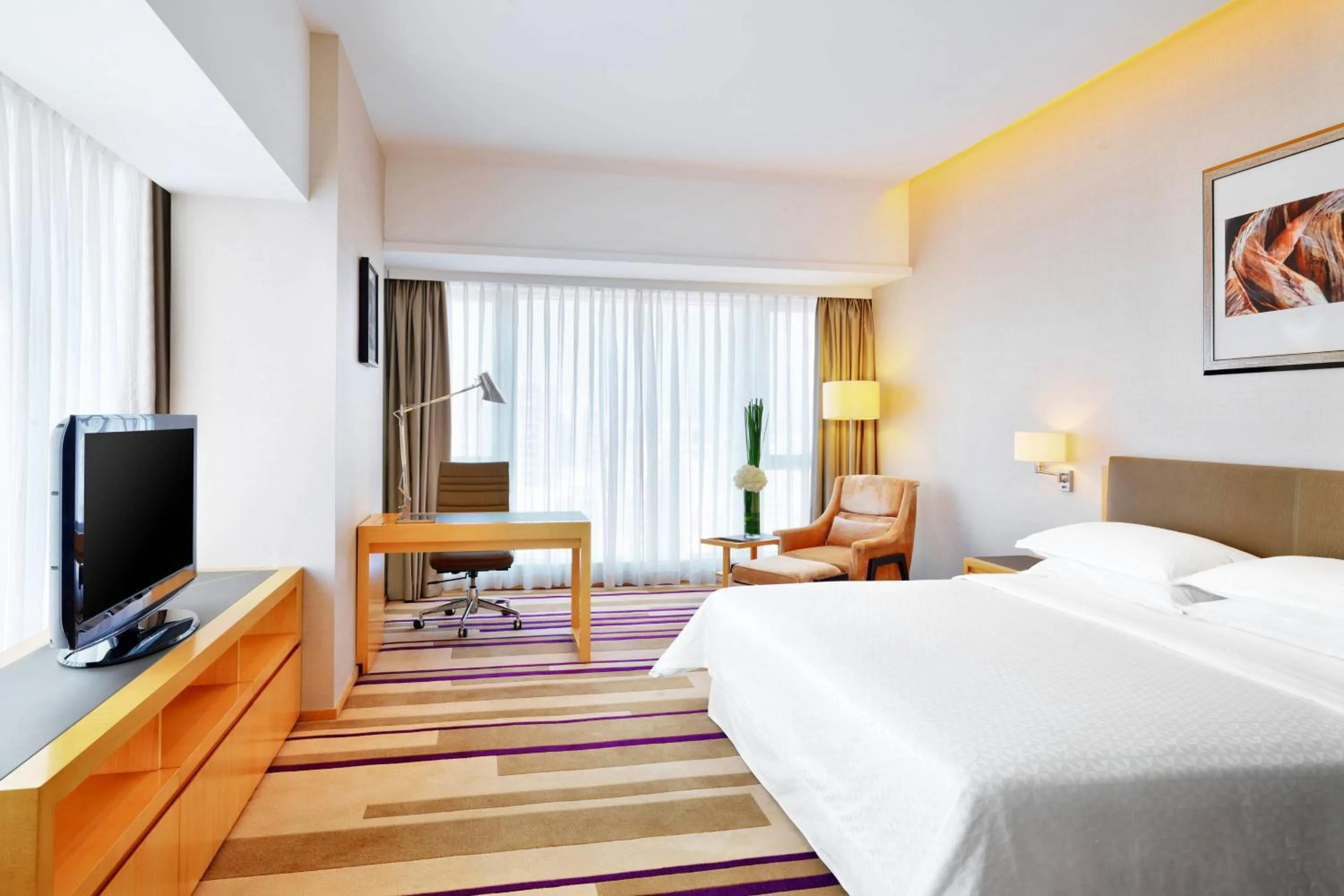 Photo of the whole room, Bed in Four Points by Sheraton Guangzhou Financial City, Tianhe