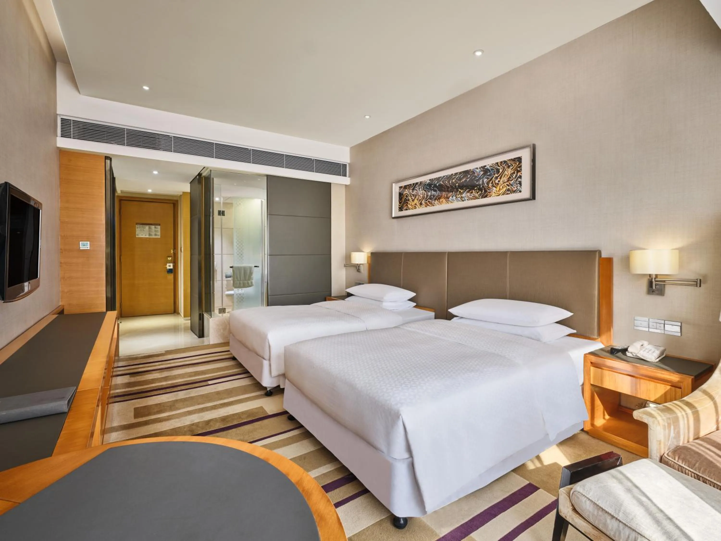 Photo of the whole room, Bed in Four Points by Sheraton Guangzhou Financial City, Tianhe