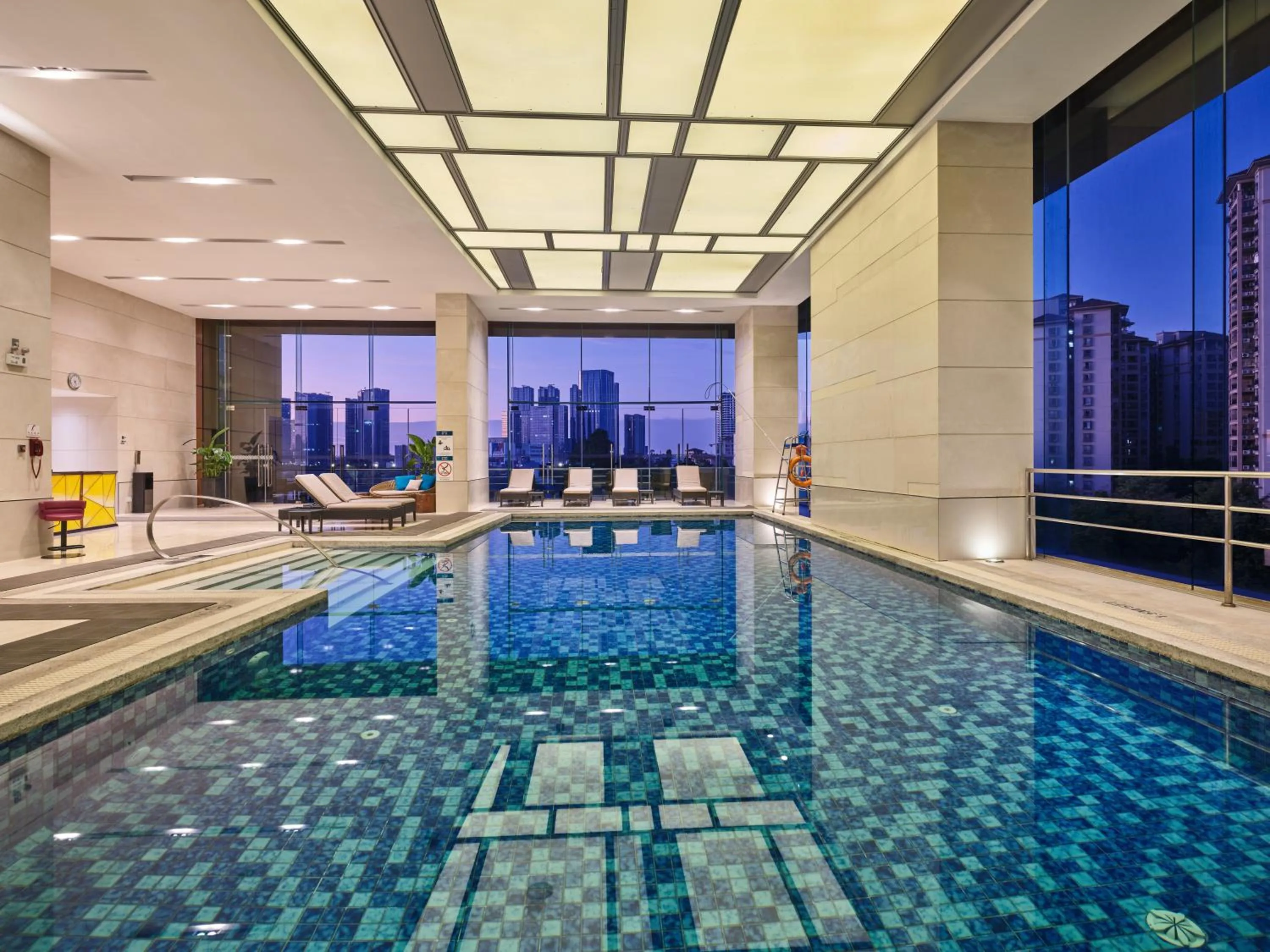 Swimming pool in Four Points by Sheraton Guangzhou Financial City, Tianhe