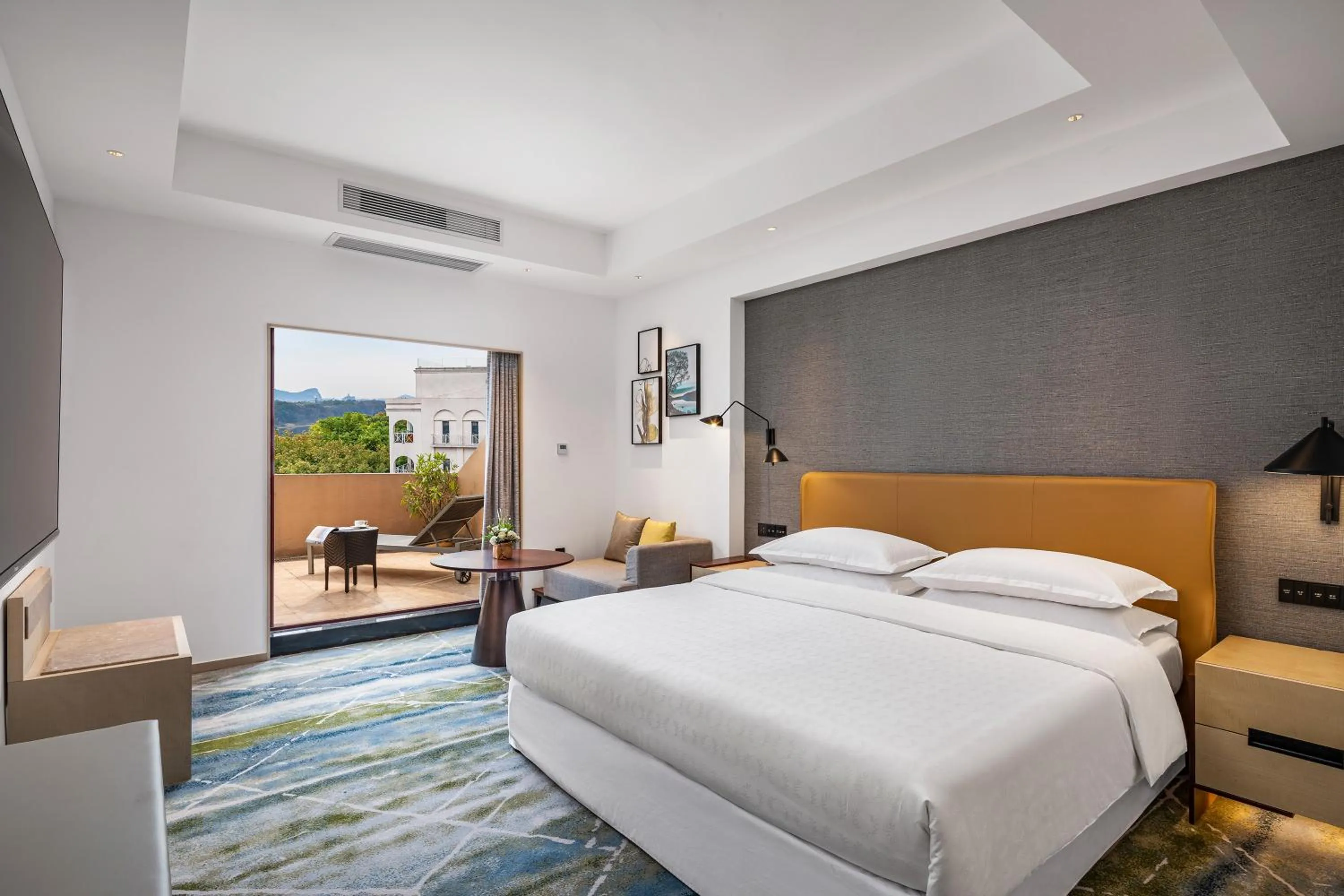 Photo of the whole room, Bed in Sheraton Guilin Hotel