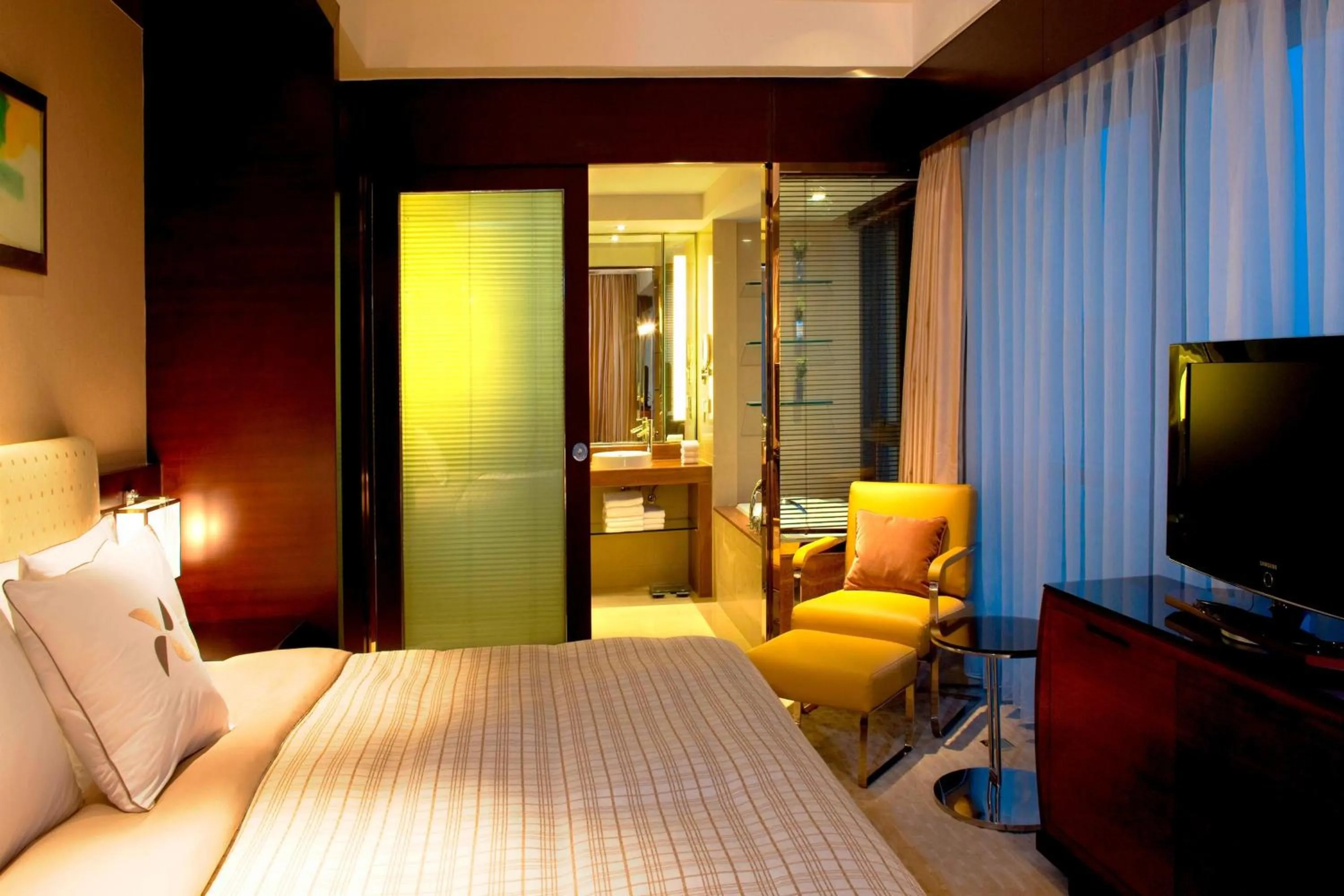 Bedroom, Bed in Four Points by Sheraton Hangzhou, Binjiang