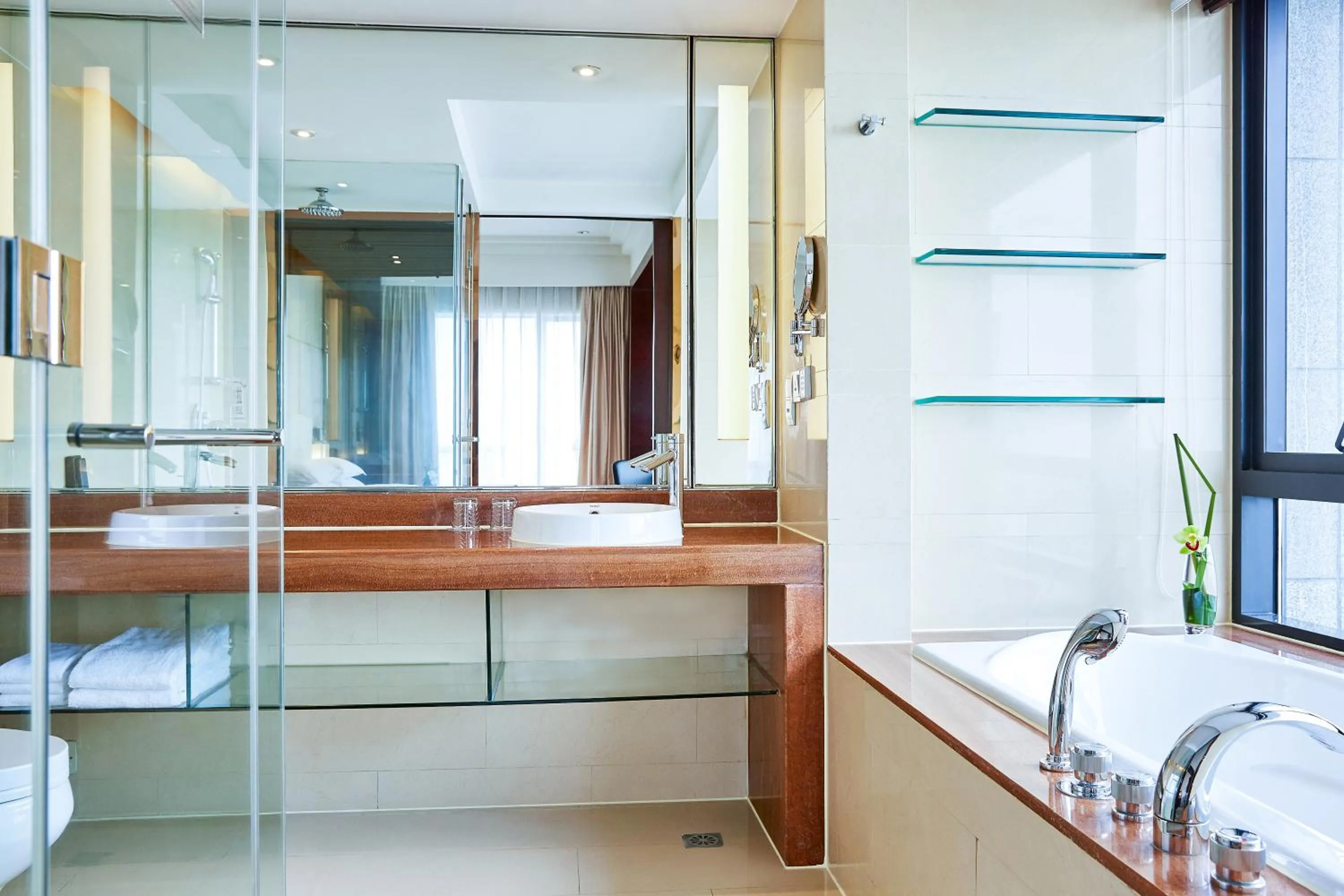 Bathroom, Bed in Four Points by Sheraton Hangzhou, Binjiang