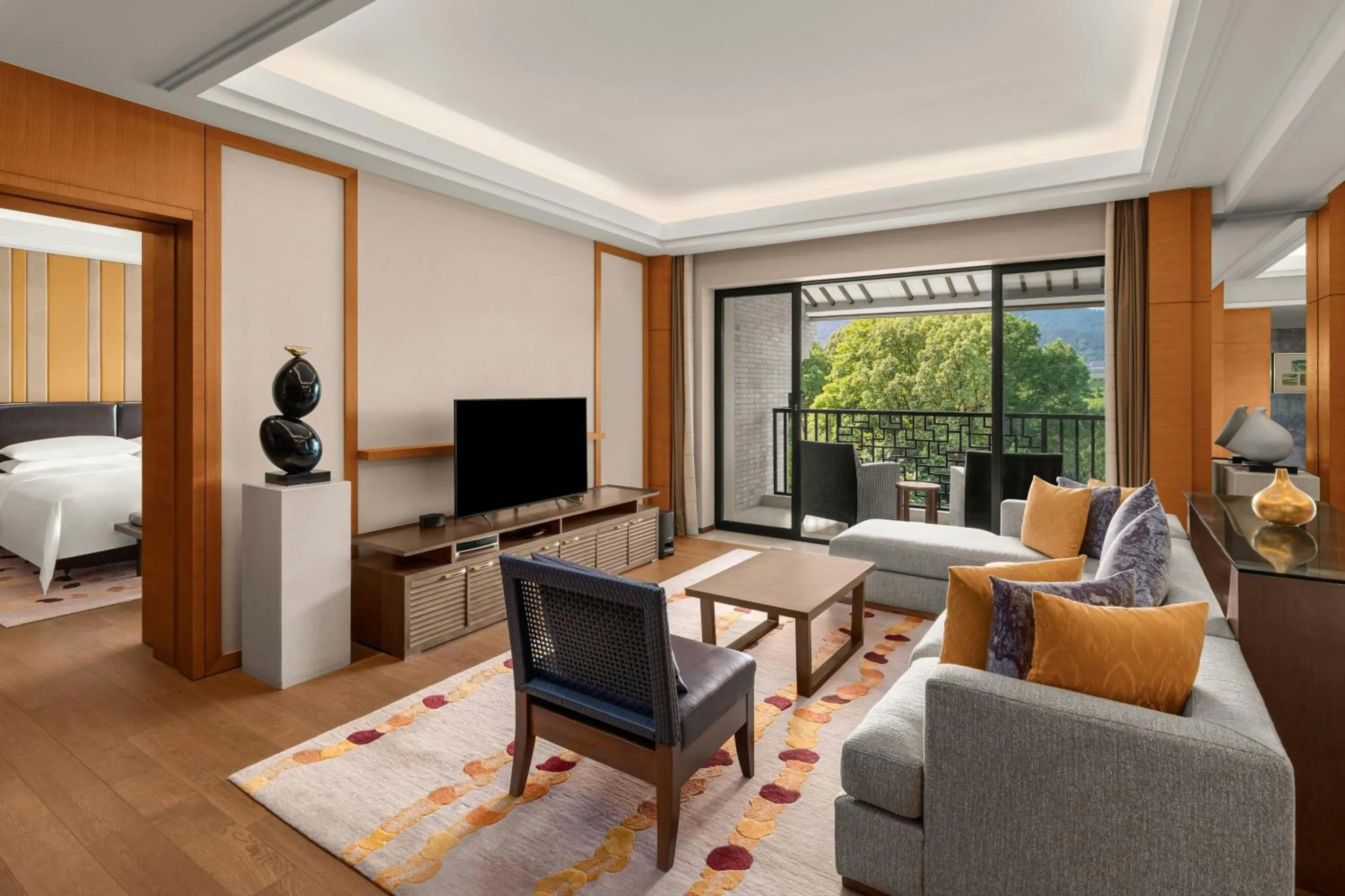 Photo of the whole room, Bed in Sheraton Grand Hangzhou Wetland Park Resort