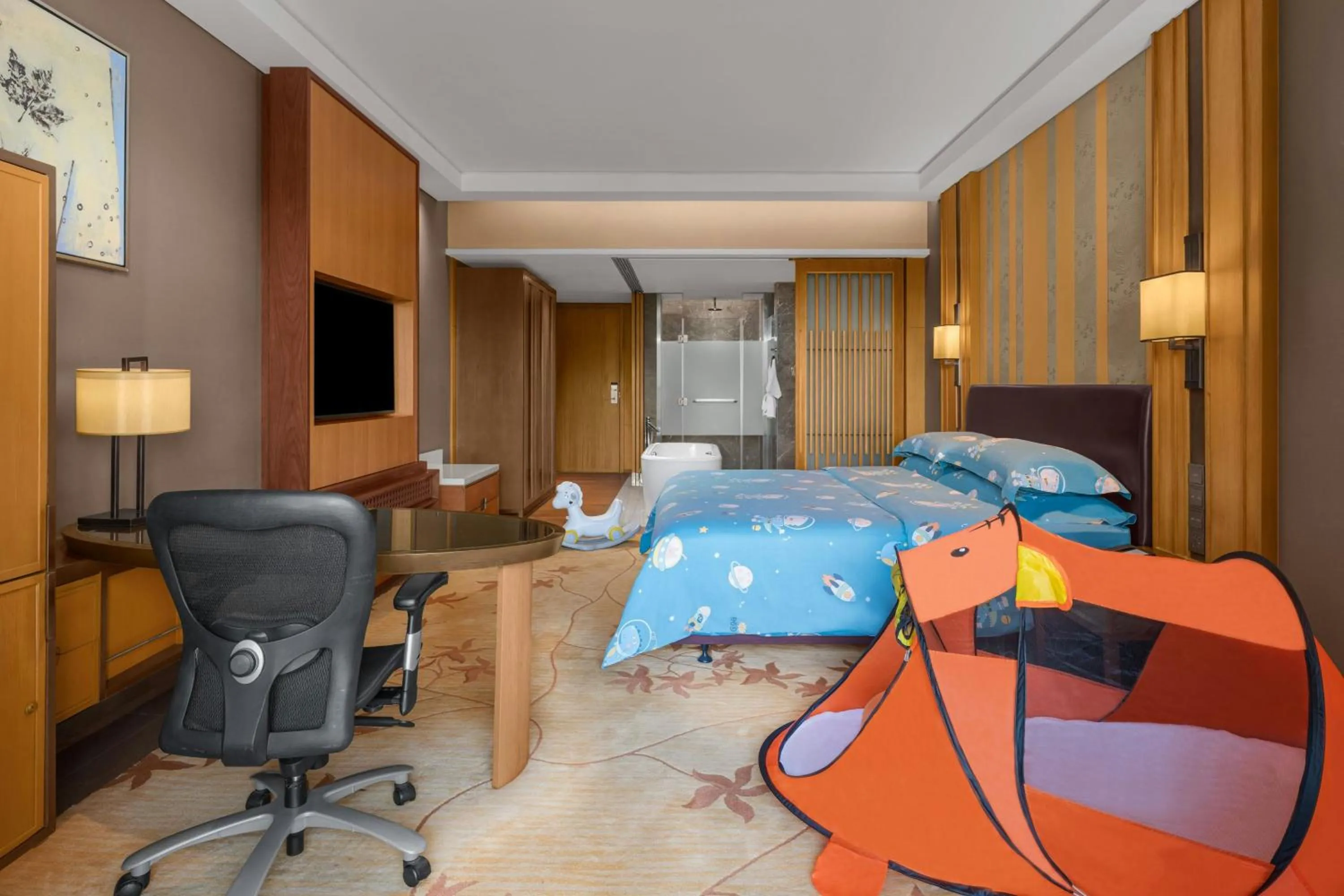 Photo of the whole room, Bed in Sheraton Grand Hangzhou Wetland Park Resort