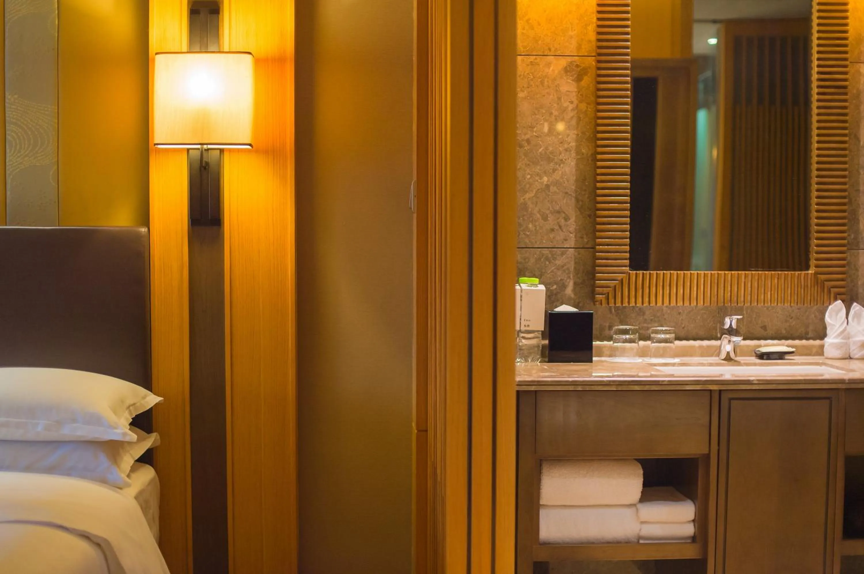 Bathroom, Bed in Sheraton Grand Hangzhou Wetland Park Resort