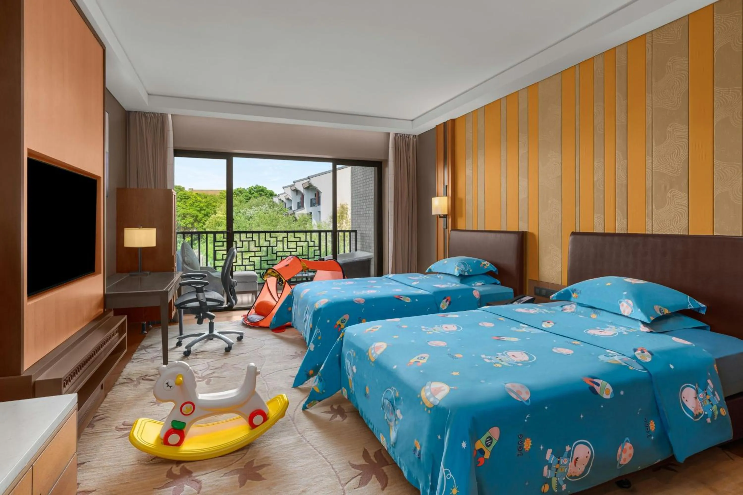 Photo of the whole room, Bed in Sheraton Grand Hangzhou Wetland Park Resort