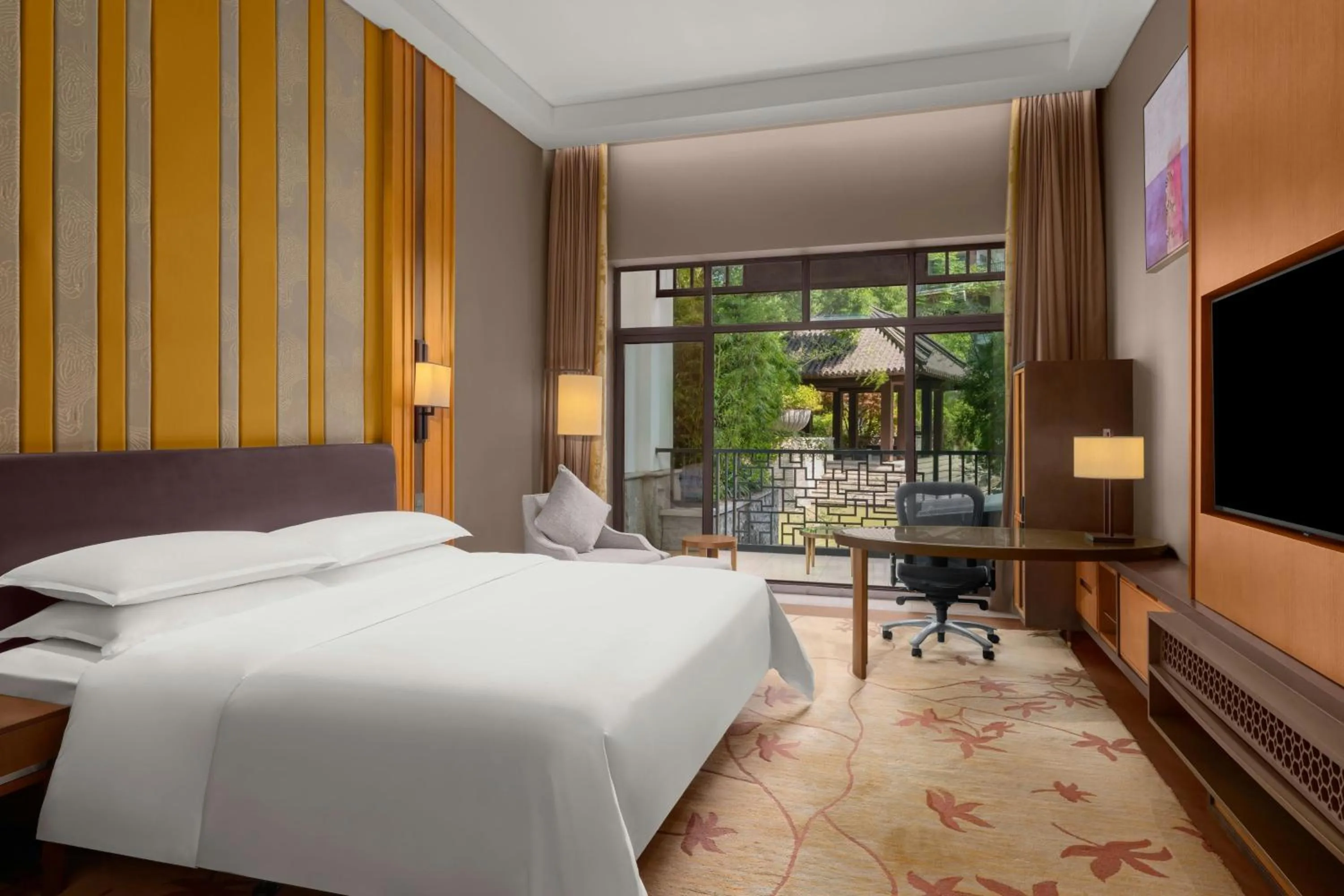 Photo of the whole room, Bed in Sheraton Grand Hangzhou Wetland Park Resort