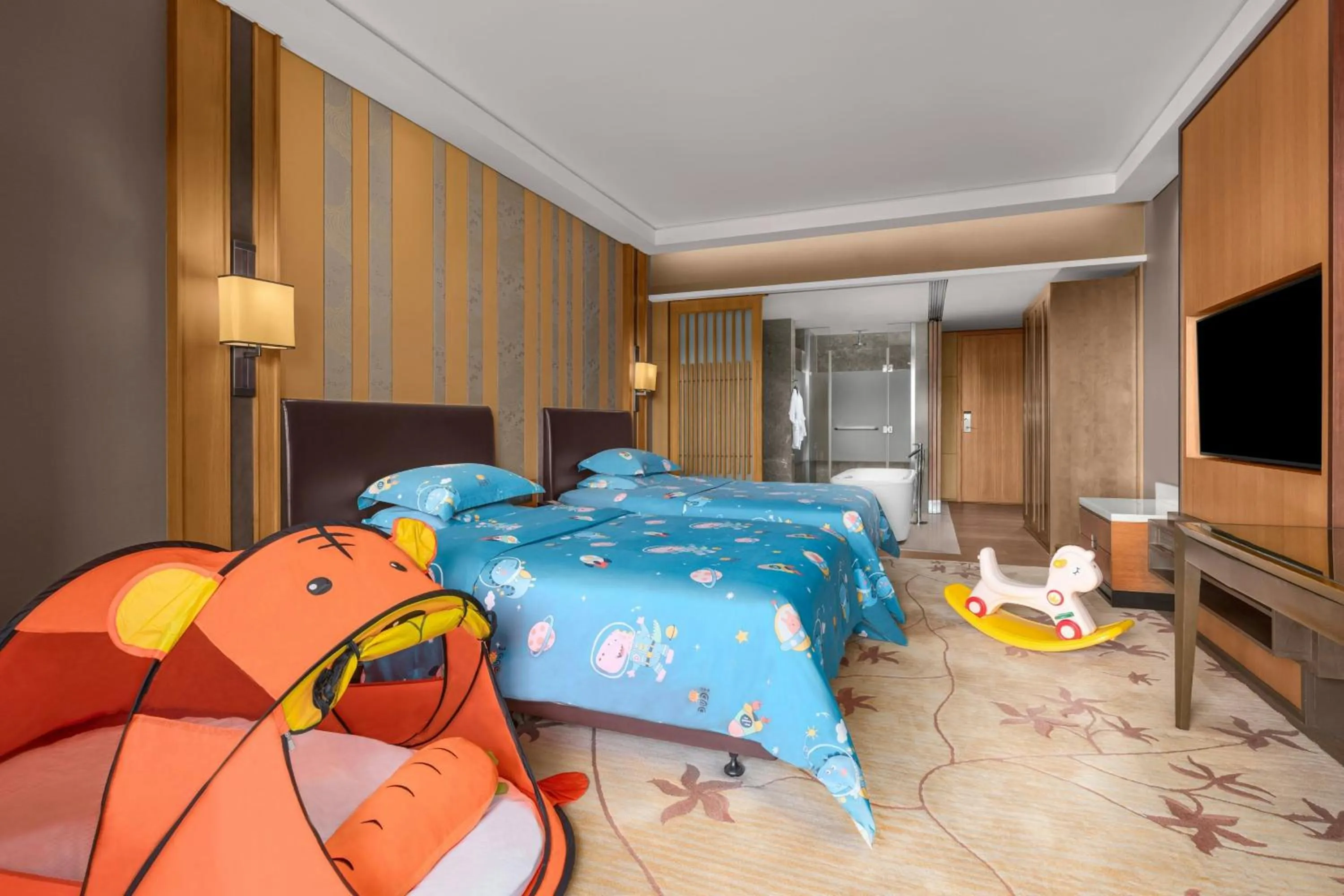 Photo of the whole room, Bed in Sheraton Grand Hangzhou Wetland Park Resort