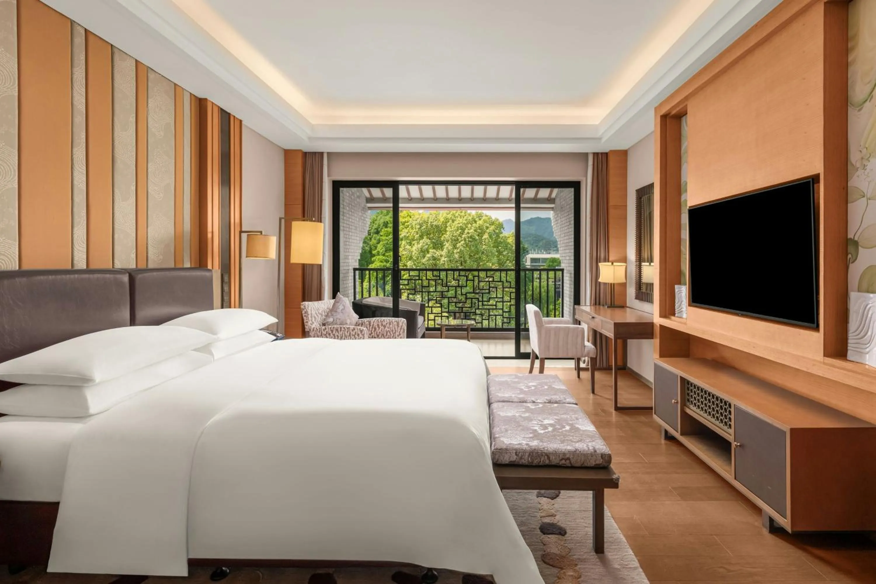 Photo of the whole room, Bed in Sheraton Grand Hangzhou Wetland Park Resort