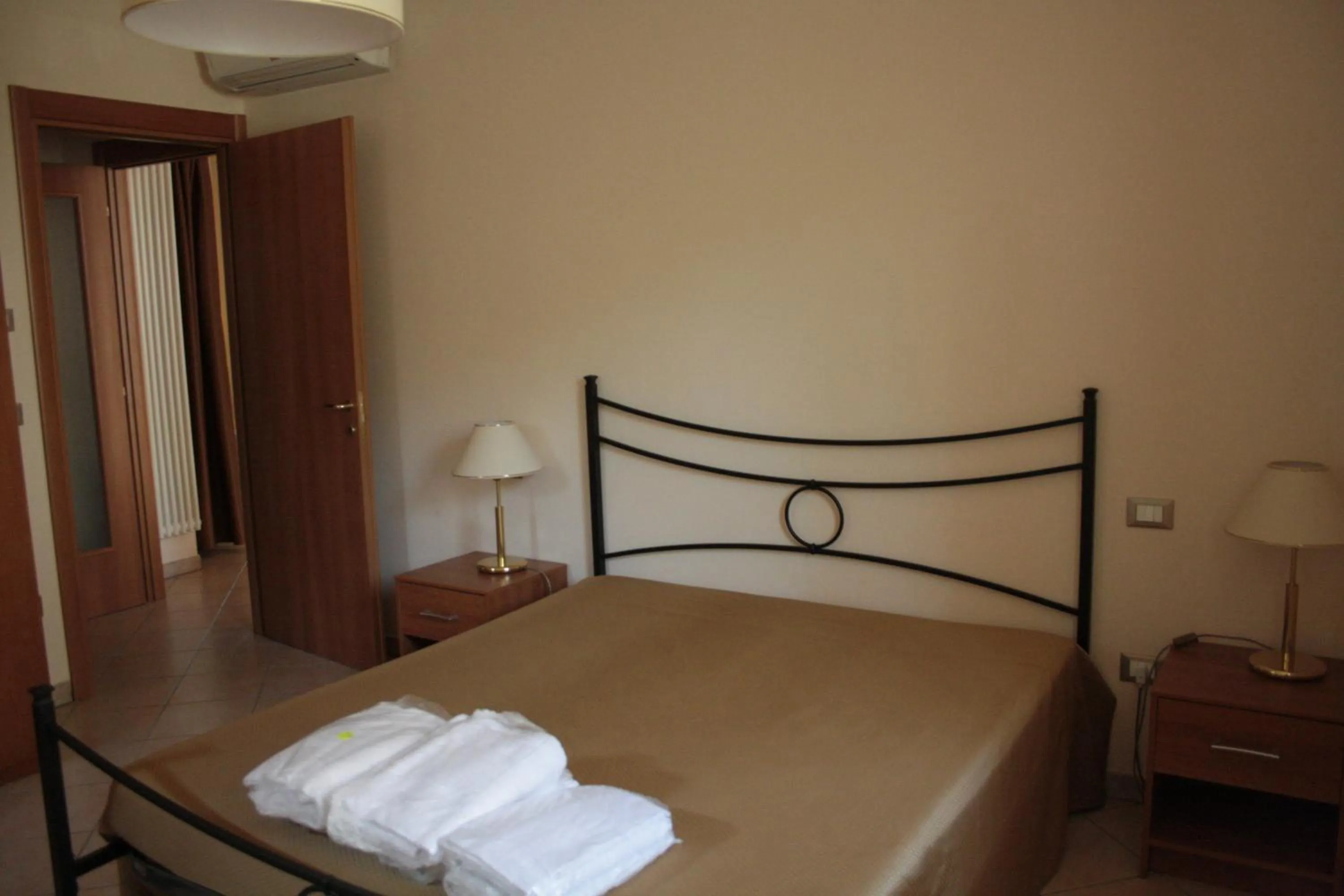 Photo of the whole room, Bed in Residence Borgo Mondragon