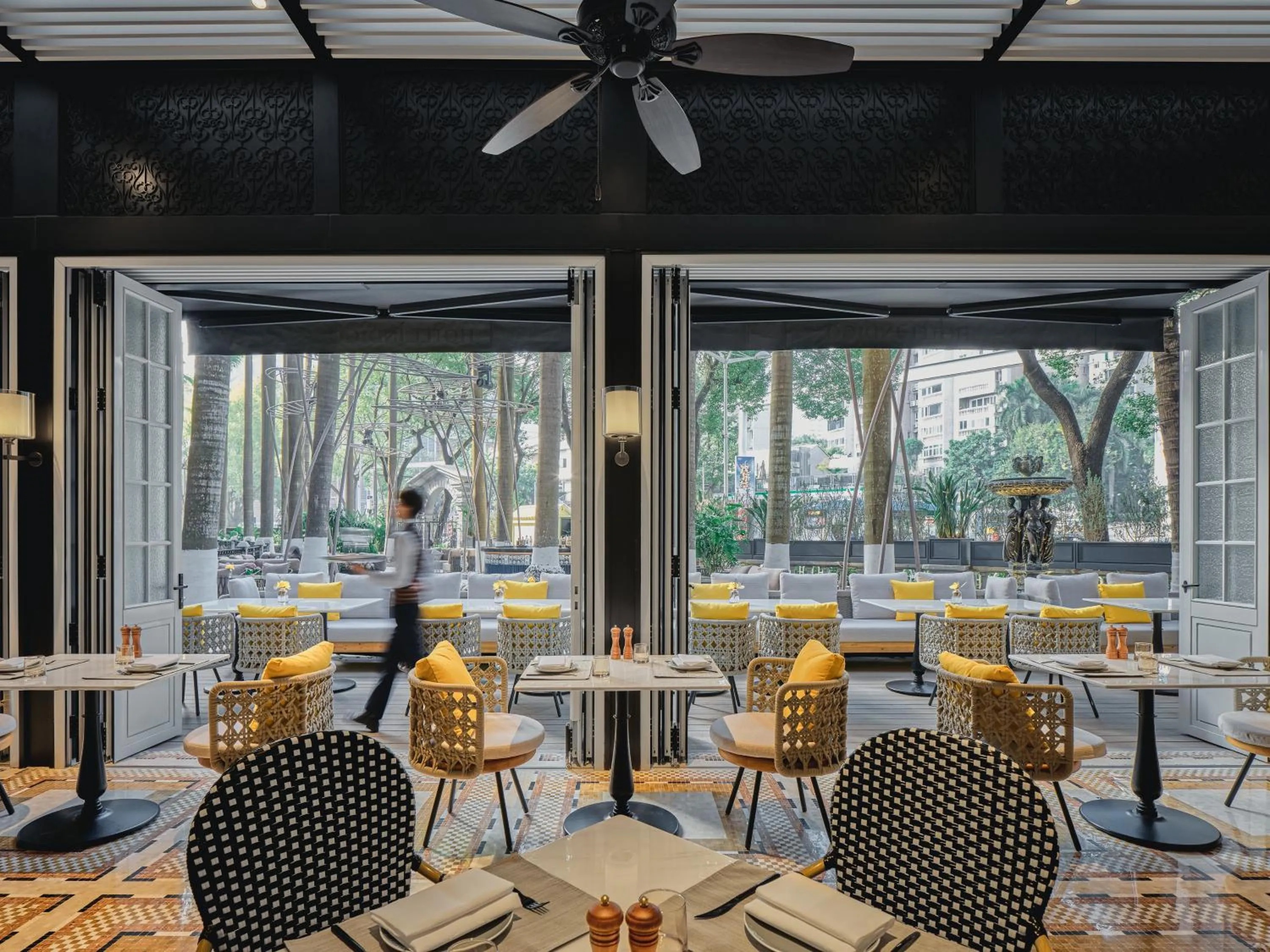 Lounge or bar in Hotel Indigo Shenzhen Overseas Chinese Town by IHG
