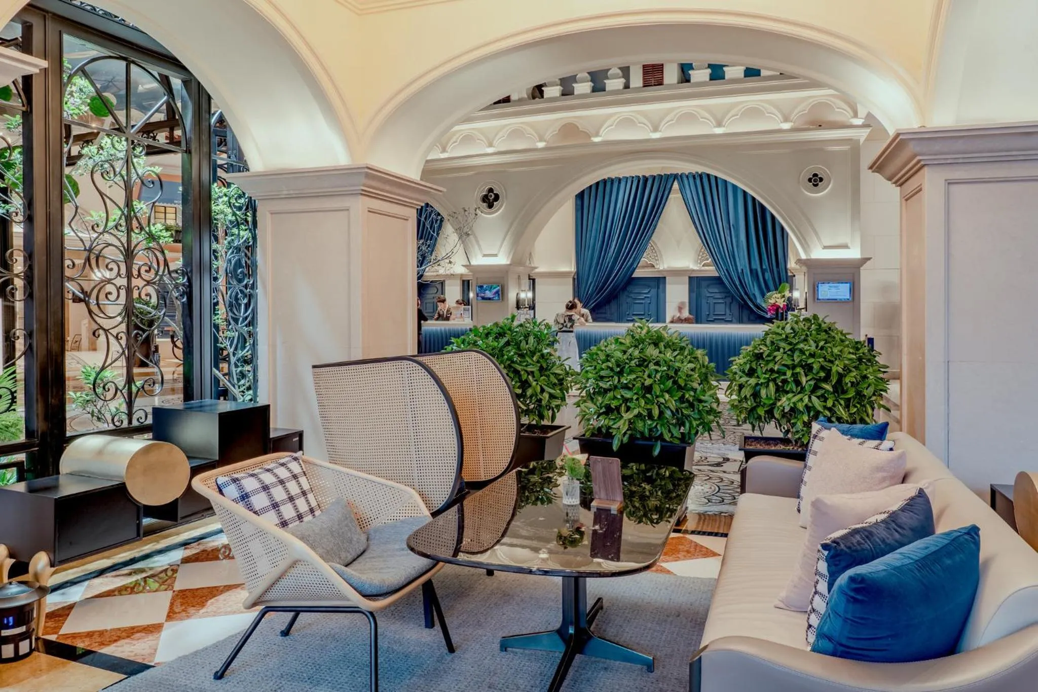 Lounge or bar in Hotel Indigo Shenzhen Overseas Chinese Town by IHG