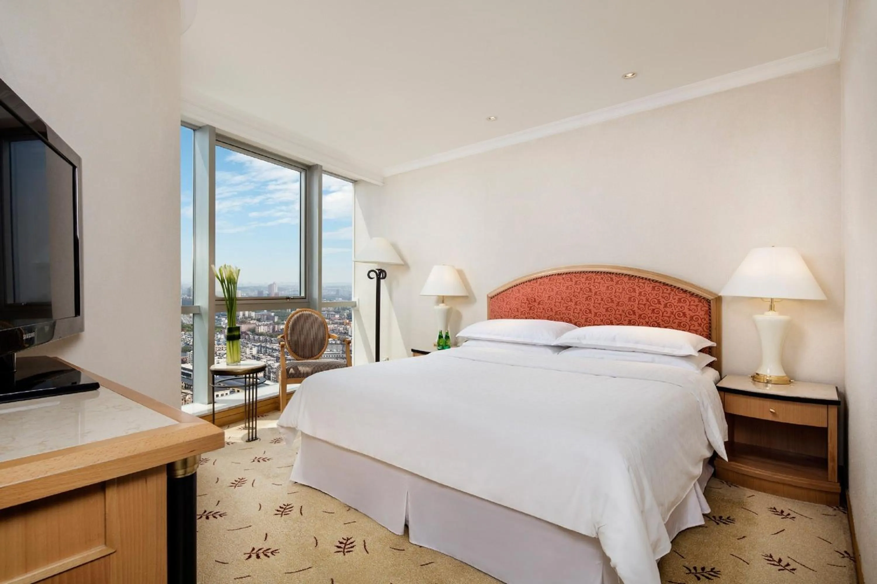 Photo of the whole room, Bed in Sheraton Nanjing Kingsley Hotel & Towers