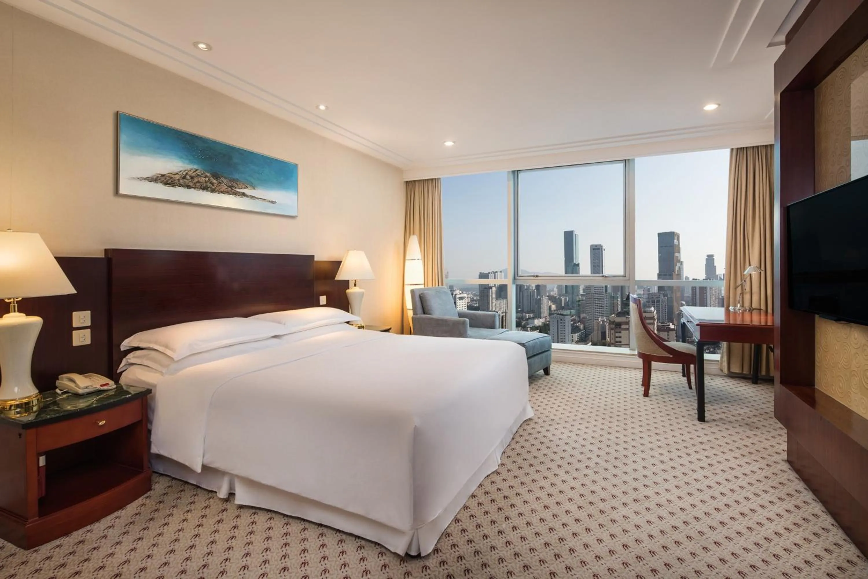 Photo of the whole room, Bed in Sheraton Nanjing Kingsley Hotel & Towers