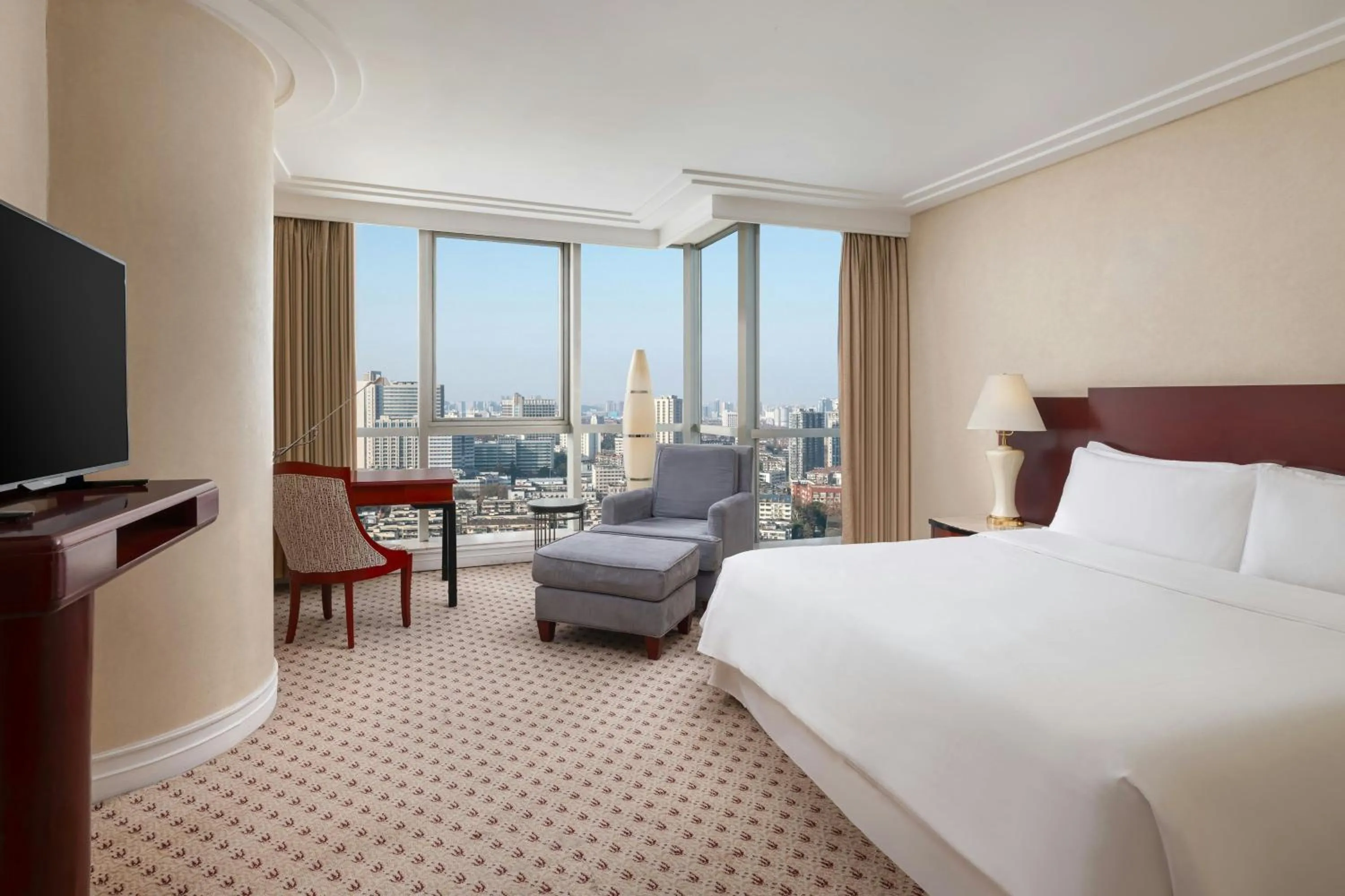 Photo of the whole room, Bed in Sheraton Nanjing Kingsley Hotel & Towers