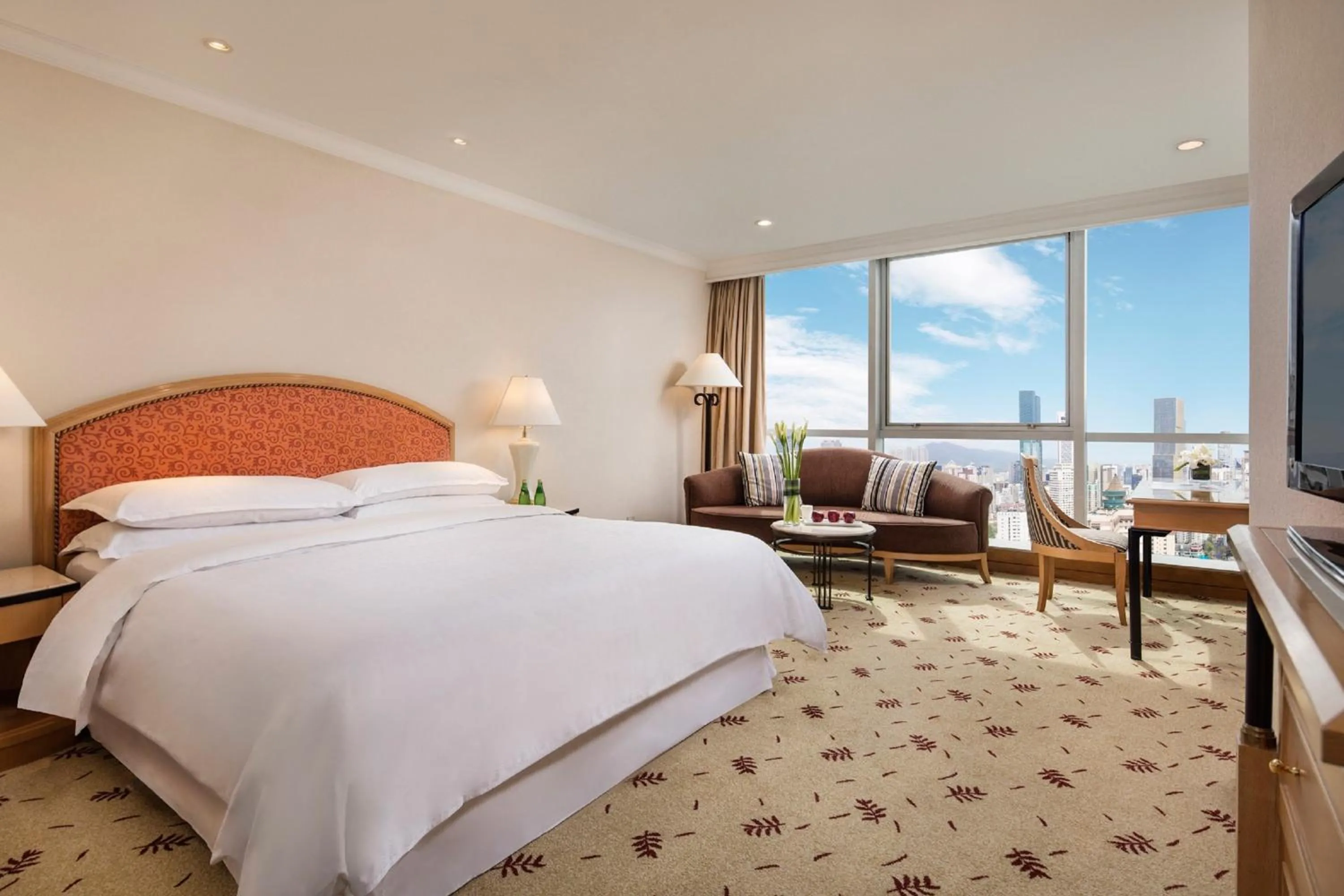 Photo of the whole room, Bed in Sheraton Nanjing Kingsley Hotel & Towers