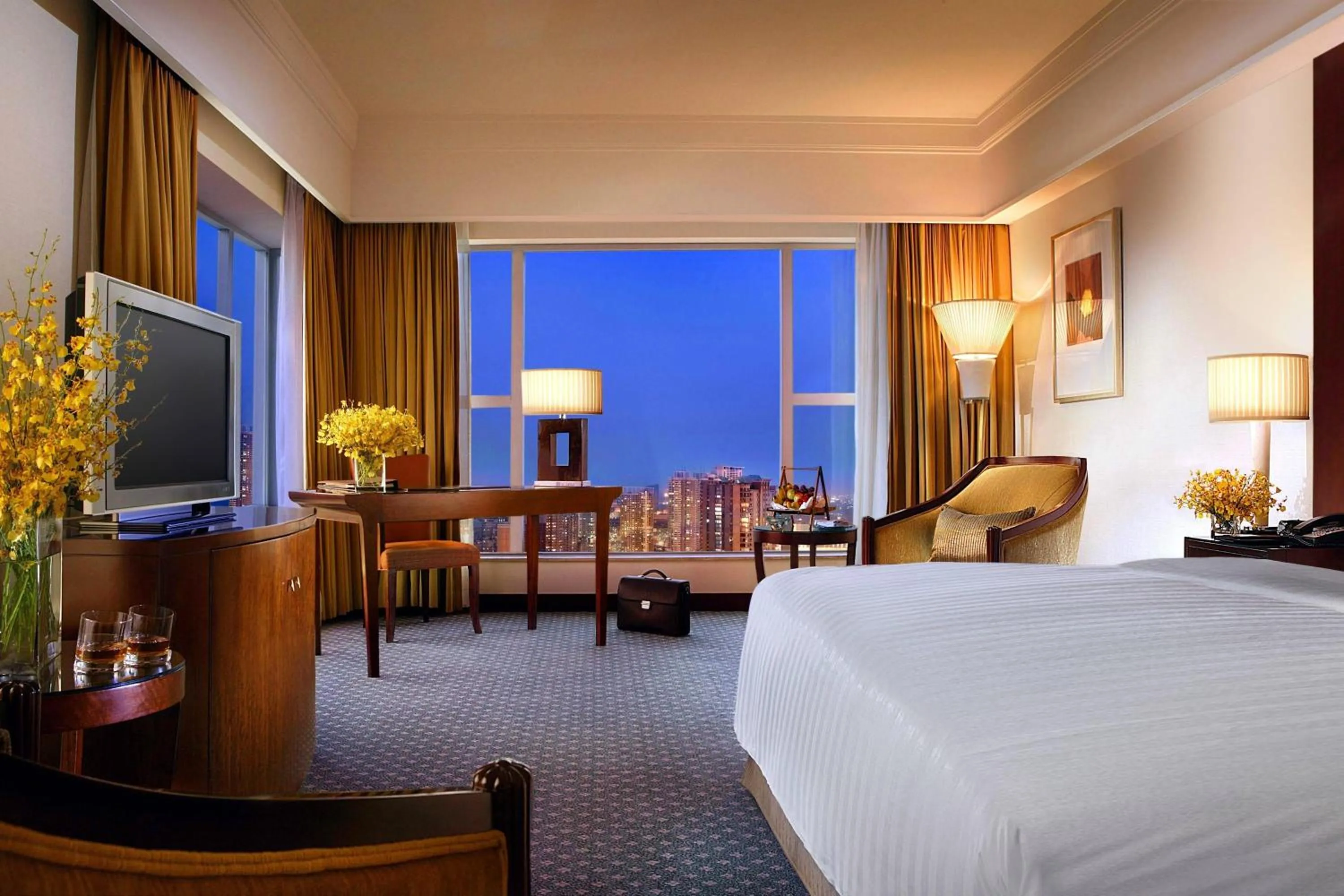 Photo of the whole room, Bed in Sheraton Ningbo Hotel