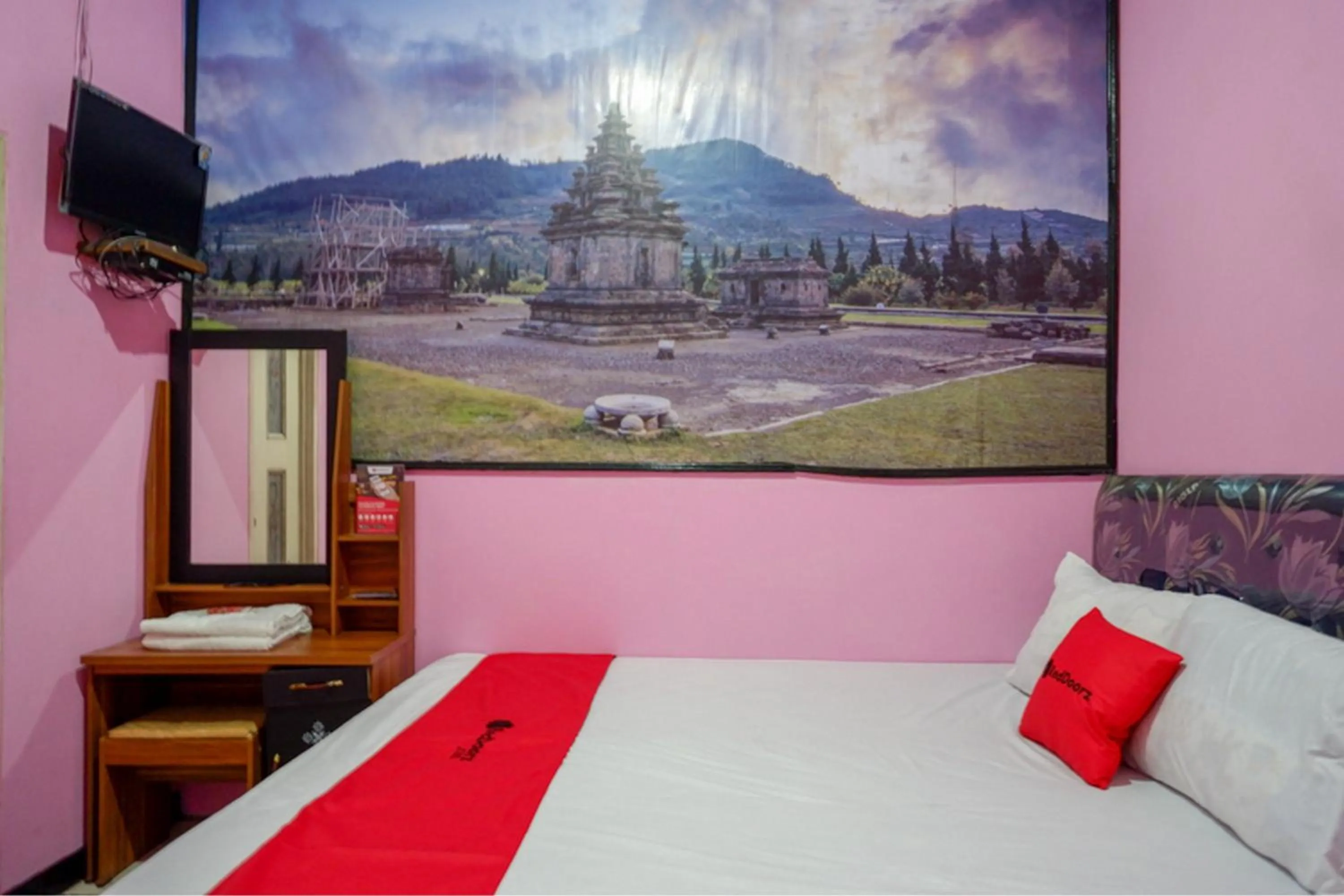 Bed in RedDoorz Syariah near Telaga Warna Dieng