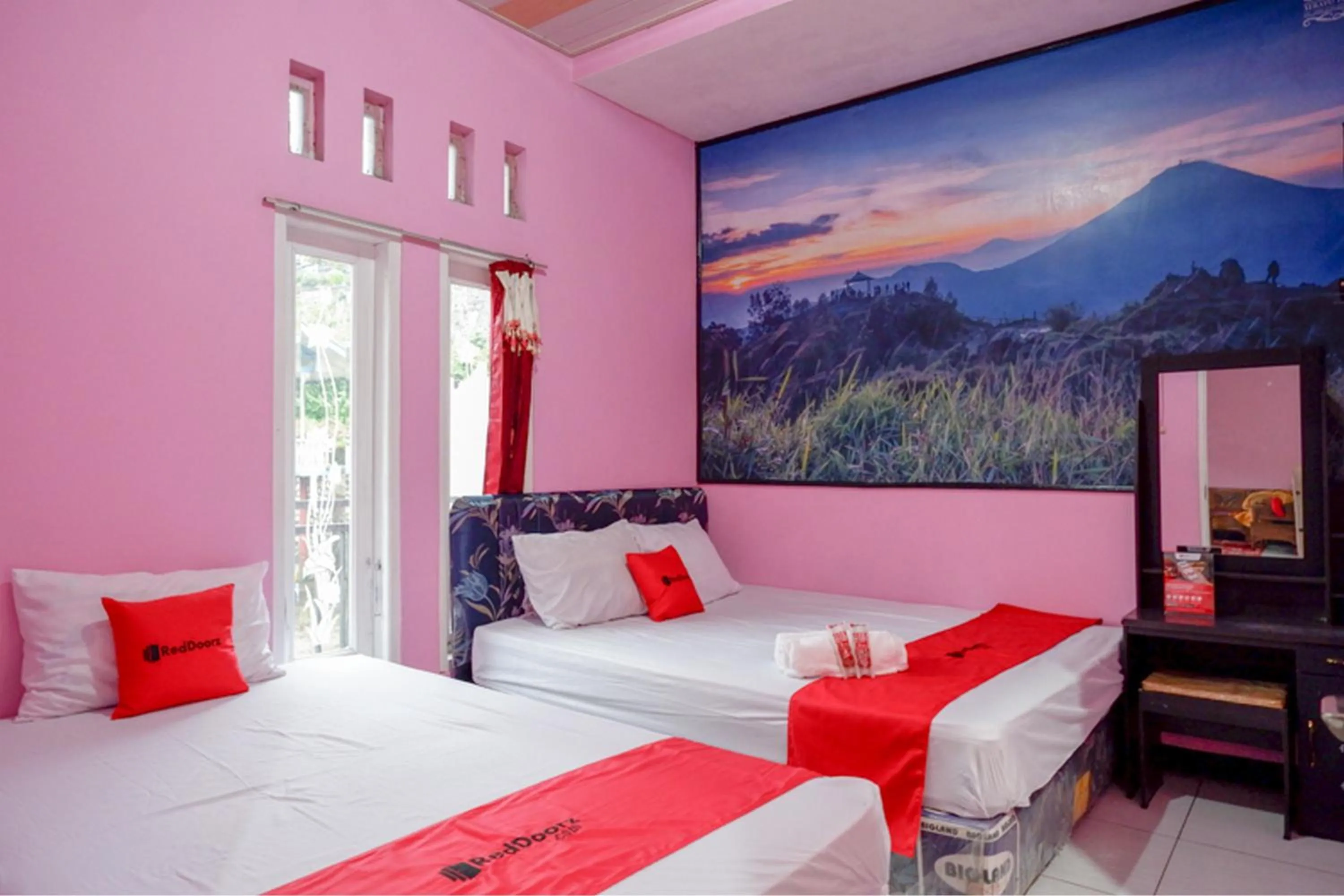 Bed in RedDoorz Syariah near Telaga Warna Dieng