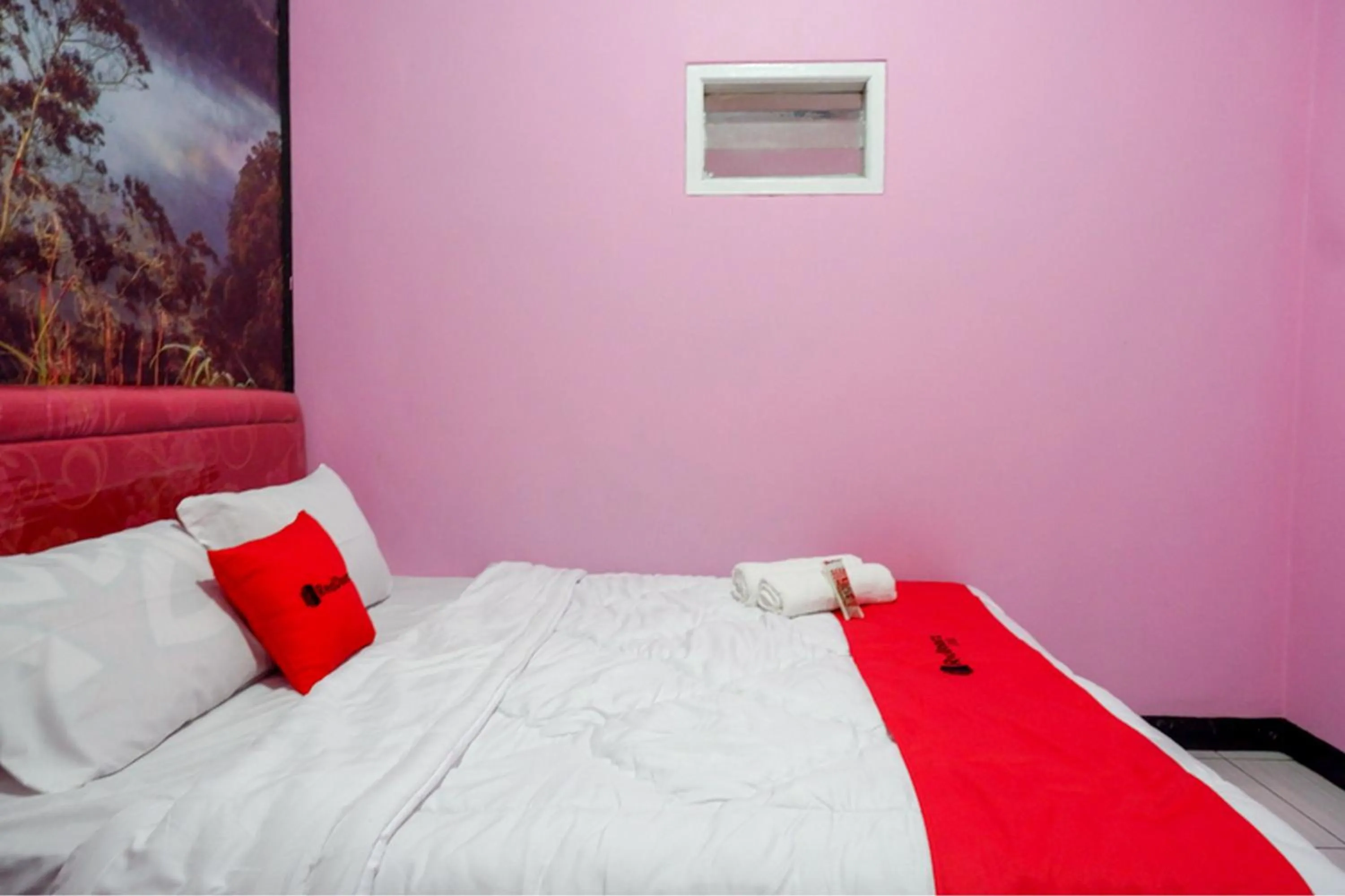 Bed in RedDoorz Syariah near Telaga Warna Dieng