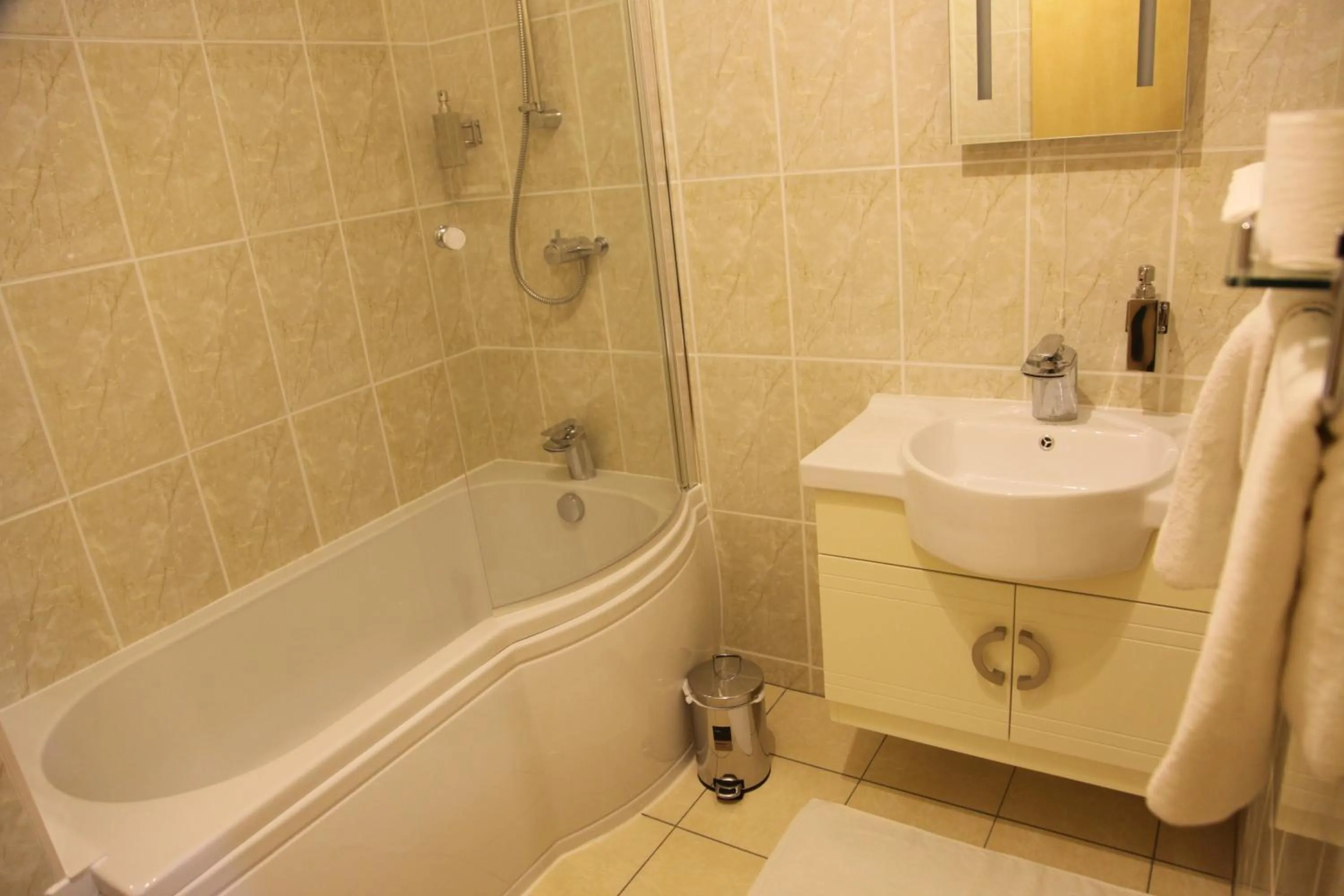 Bathroom in Cambridge Hotel