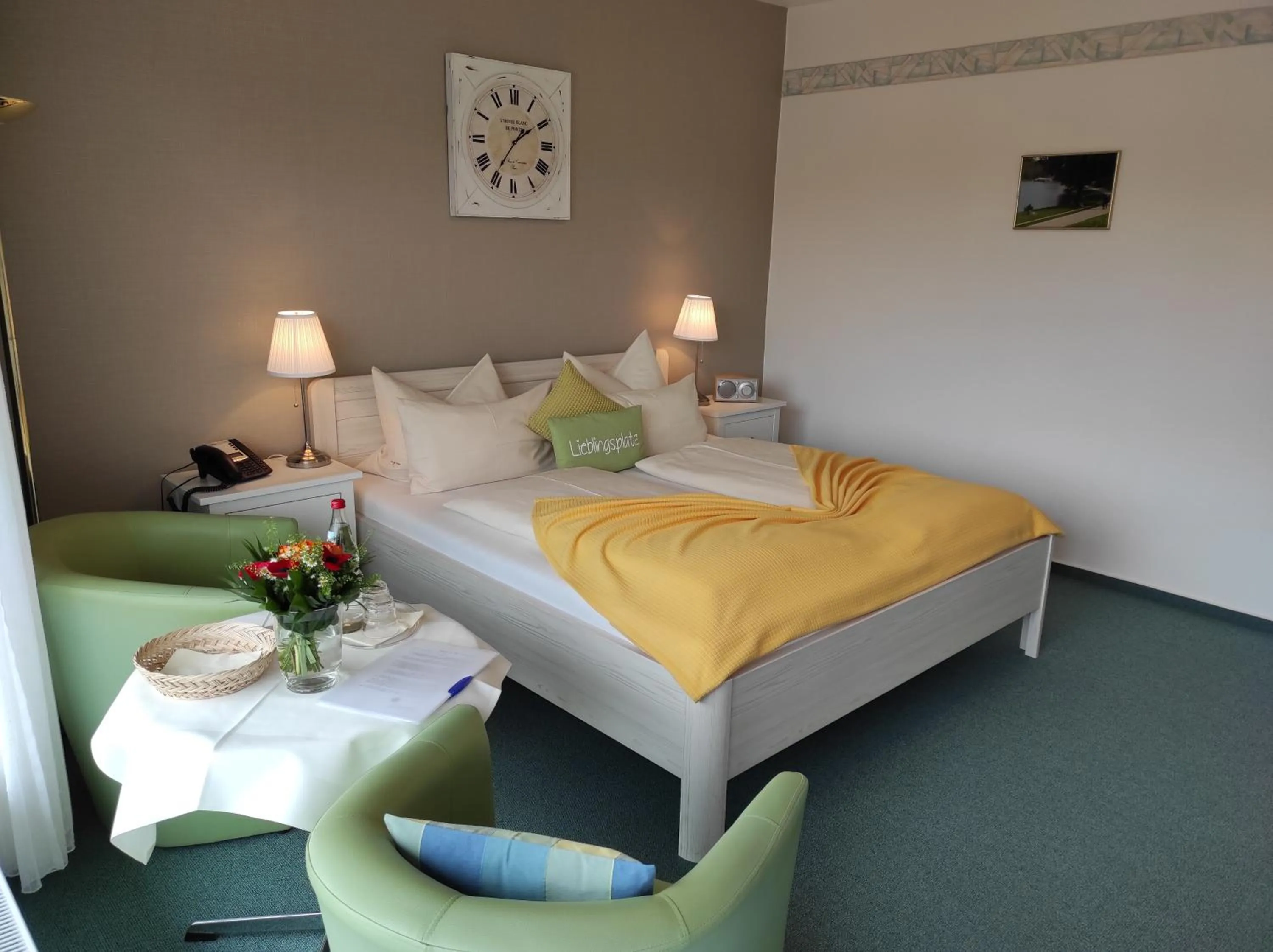 Living room, Bed in Hotel Diekseequell Superior am Dieksee