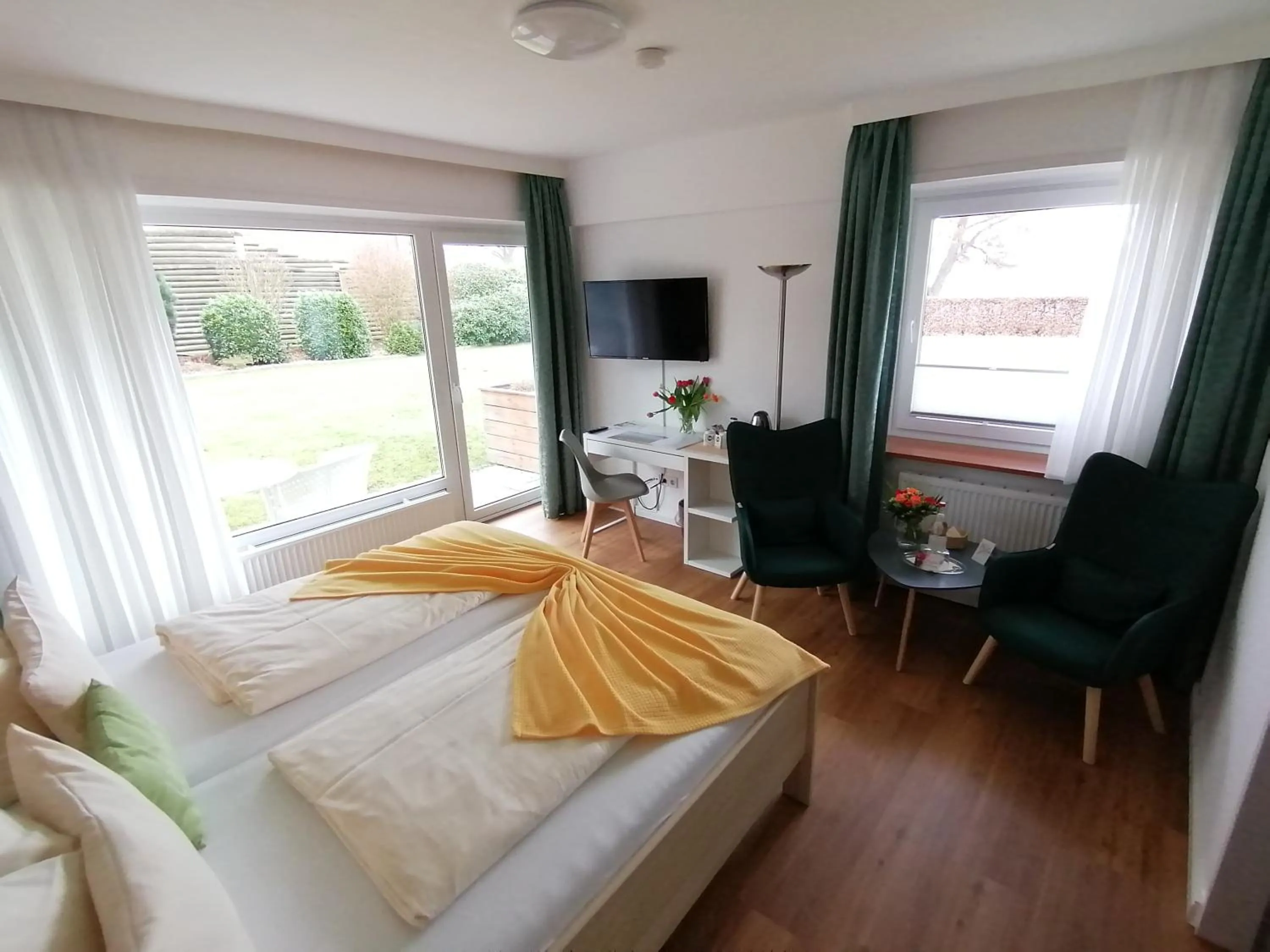 Living room, Bed in Hotel Diekseequell Superior am Dieksee