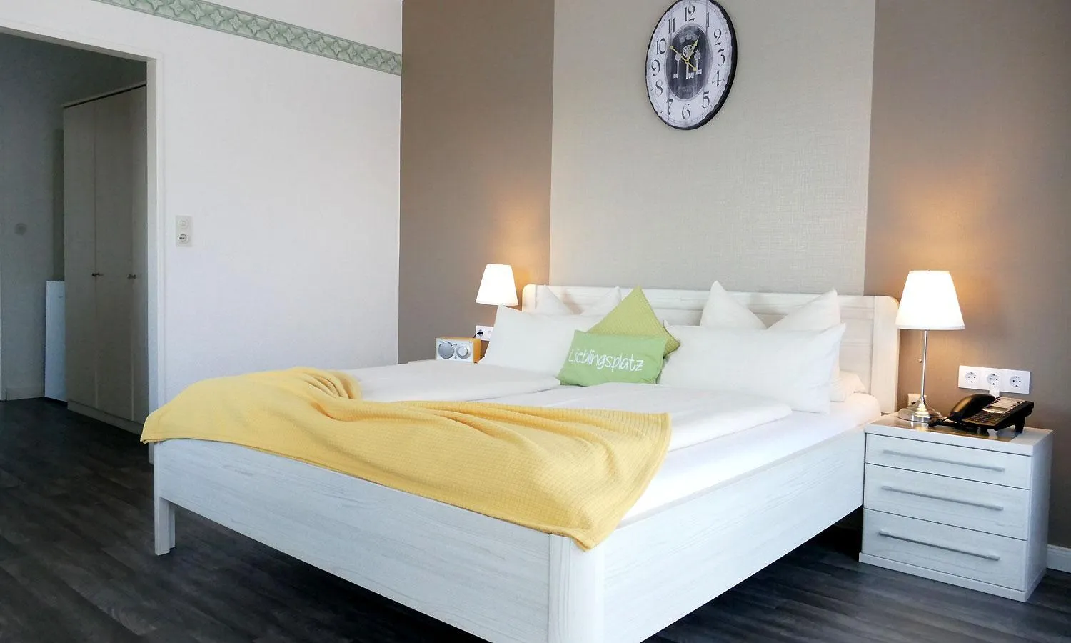 Living room, Bed in Hotel Diekseequell Superior am Dieksee