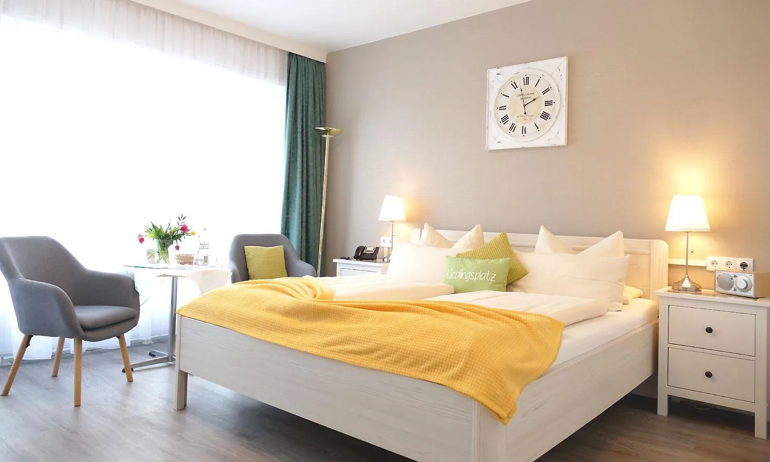 Living room, Bed in Hotel Diekseequell Superior am Dieksee