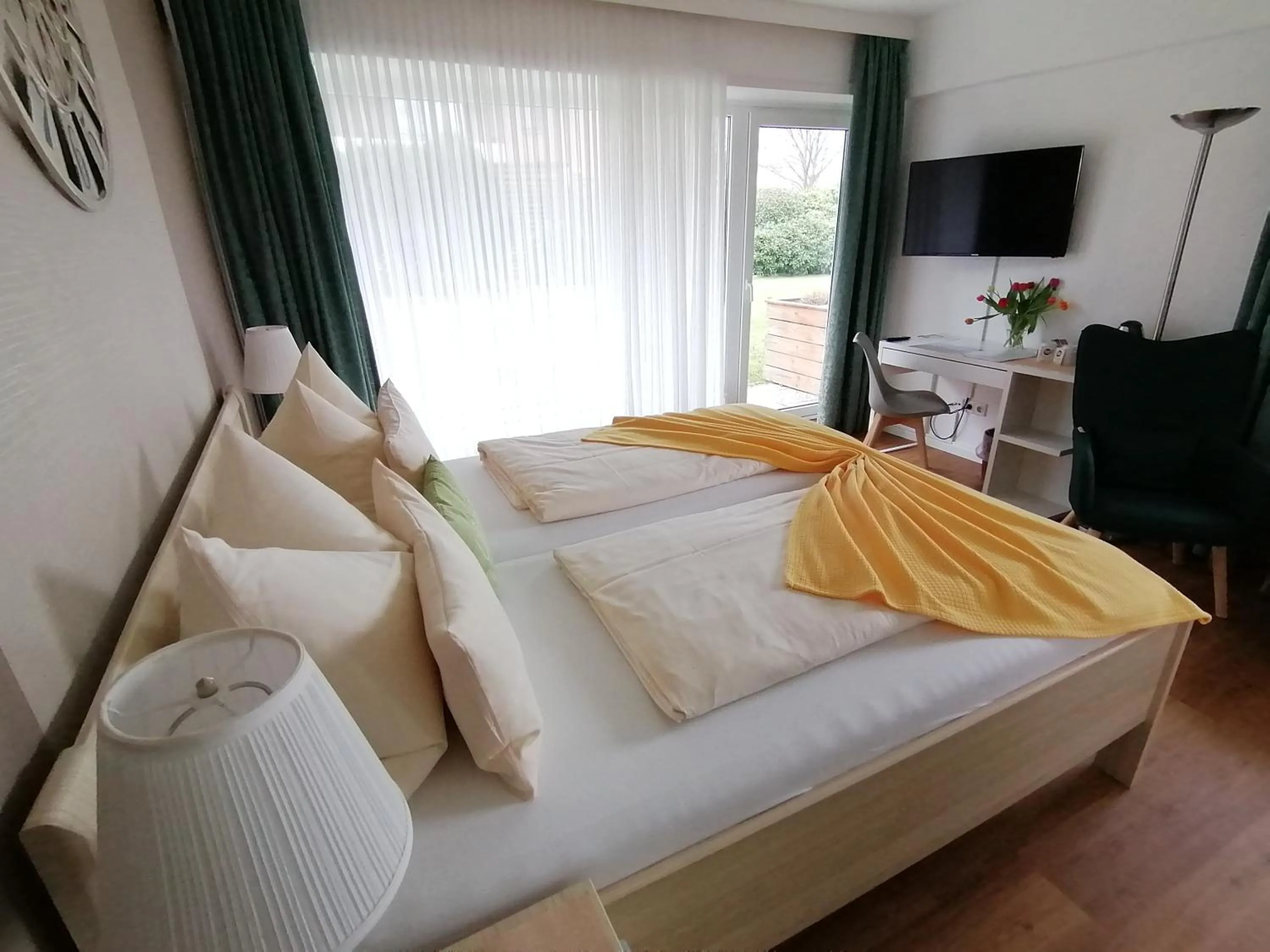 Living room, Bed in Hotel Diekseequell Superior am Dieksee