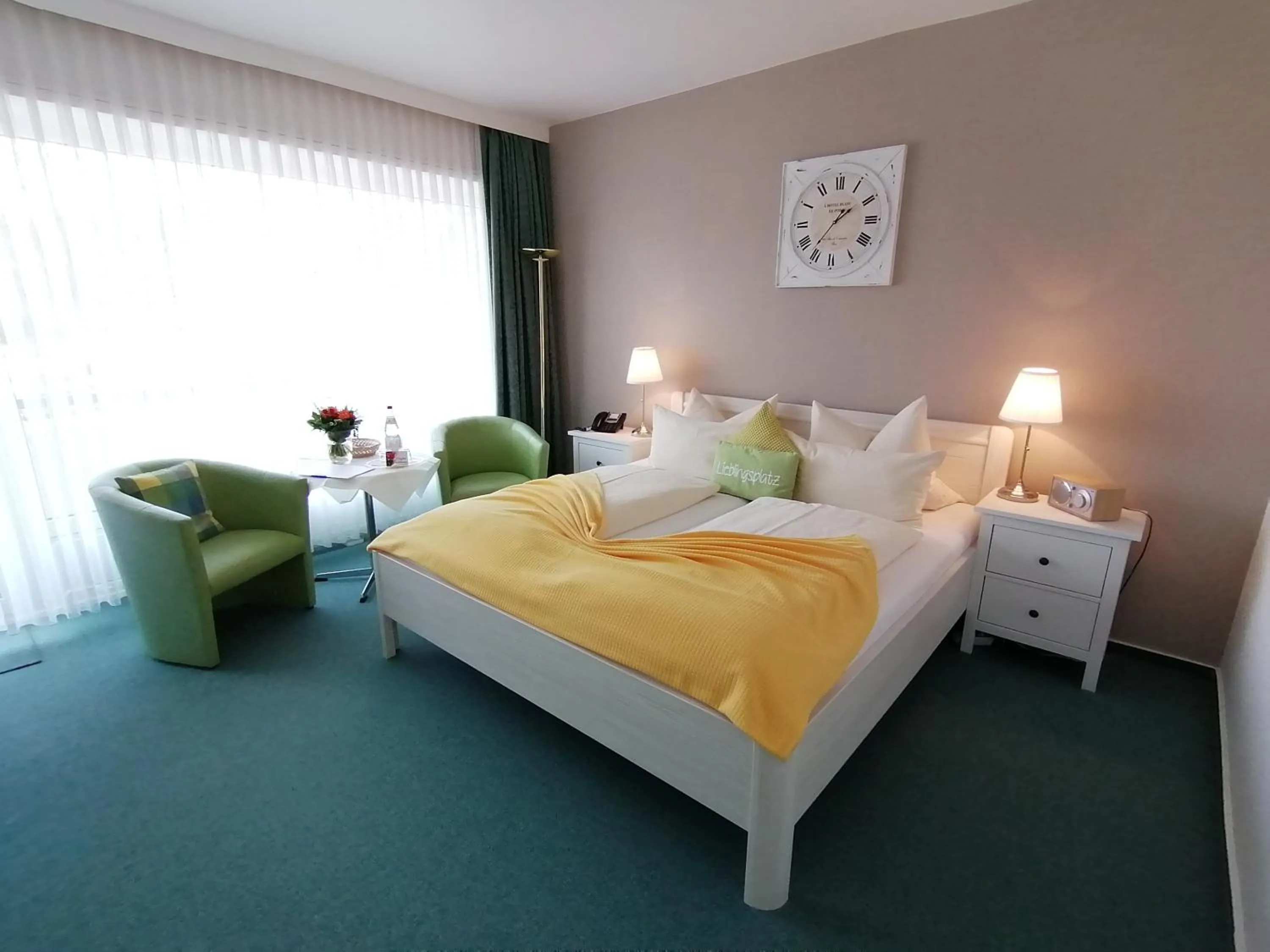 Living room, Bed in Hotel Diekseequell Superior am Dieksee